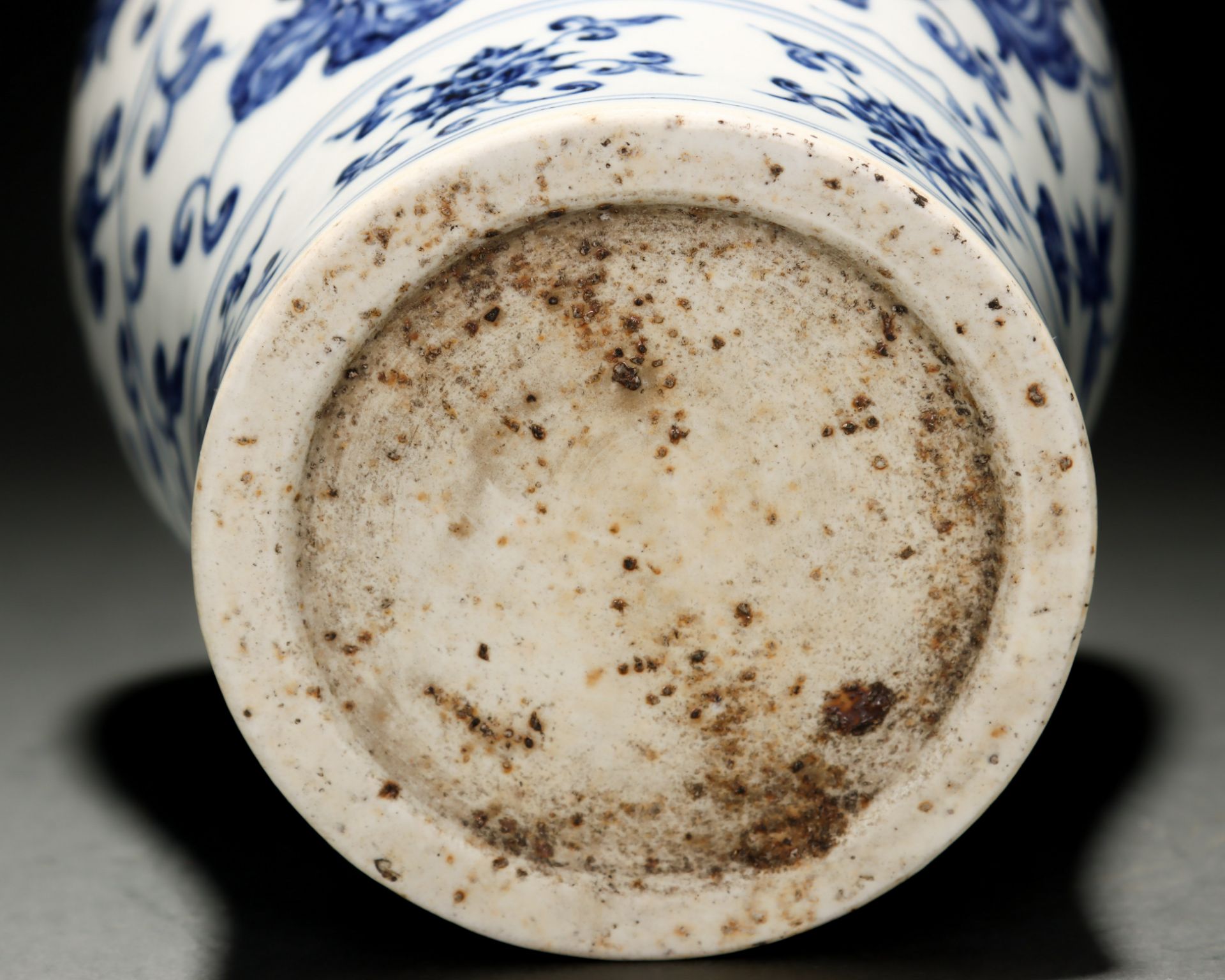 A Chinese Blue and White Peony Scrolls Vase Meiping - Image 9 of 9