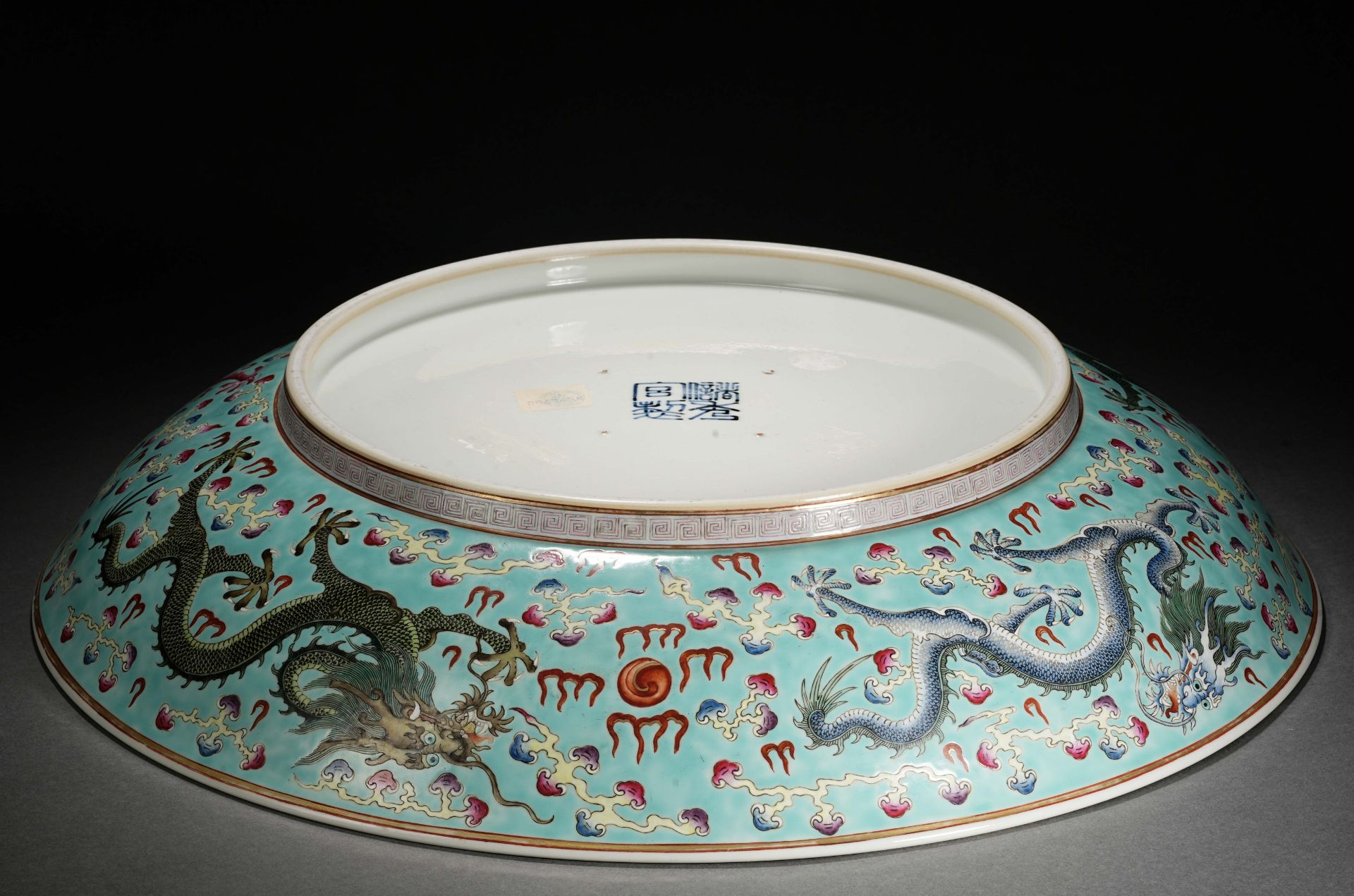 A Chinese Famille Rose Dragon Plate - Bild 14 aus 18