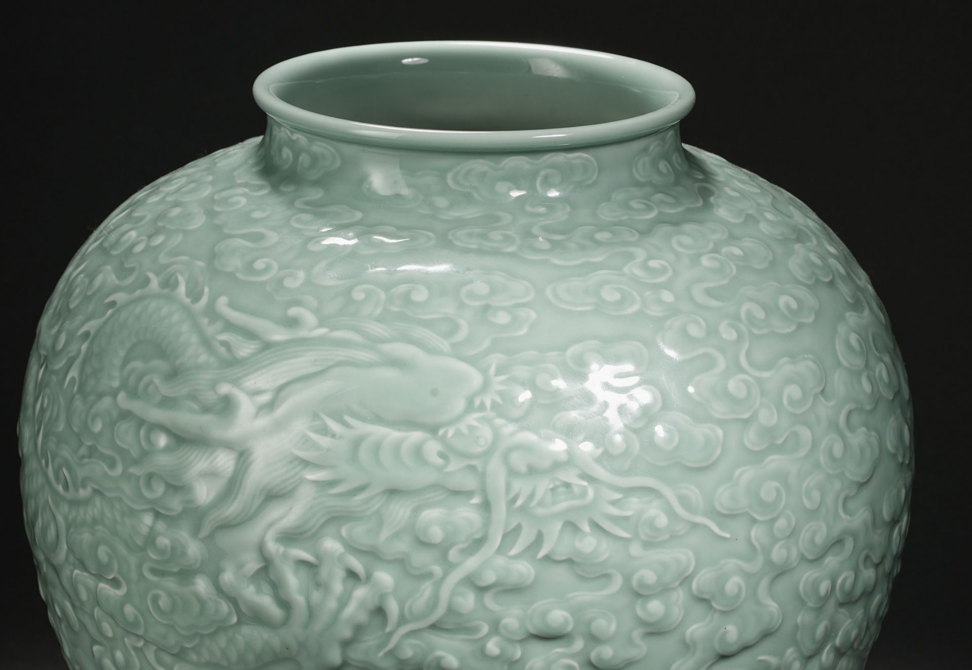 A Chinese Celadon Glaze Dragon Jar - Bild 2 aus 16