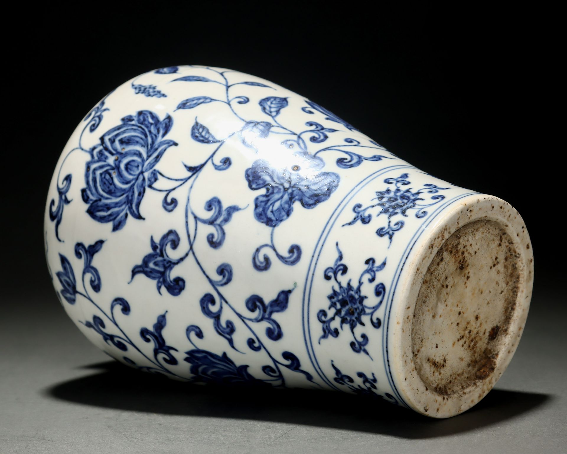 A Chinese Blue and White Peony Scrolls Vase Meiping - Image 8 of 9