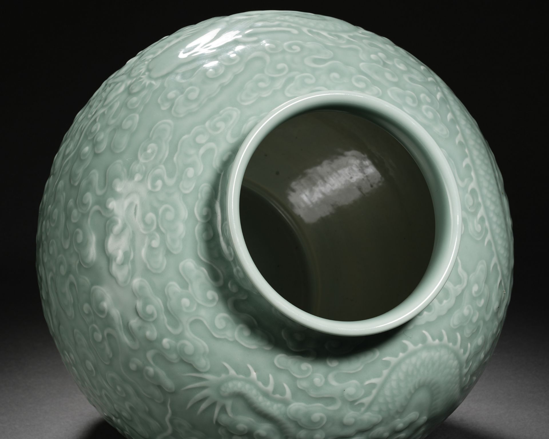 A Chinese Celadon Glaze Dragon Jar - Bild 10 aus 16