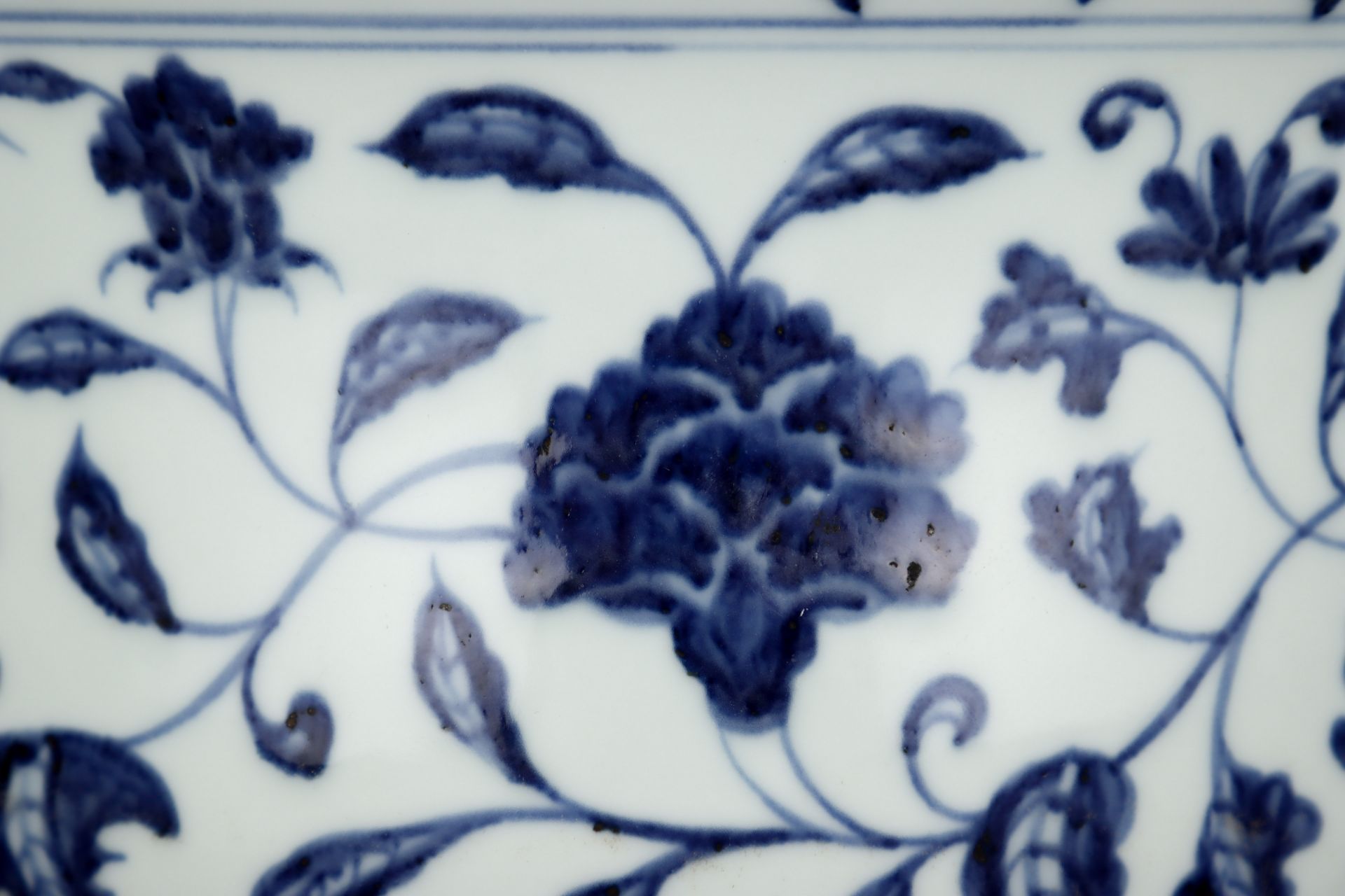 A Chinese Blue and White Floral Scrolls Basin - Image 5 of 9