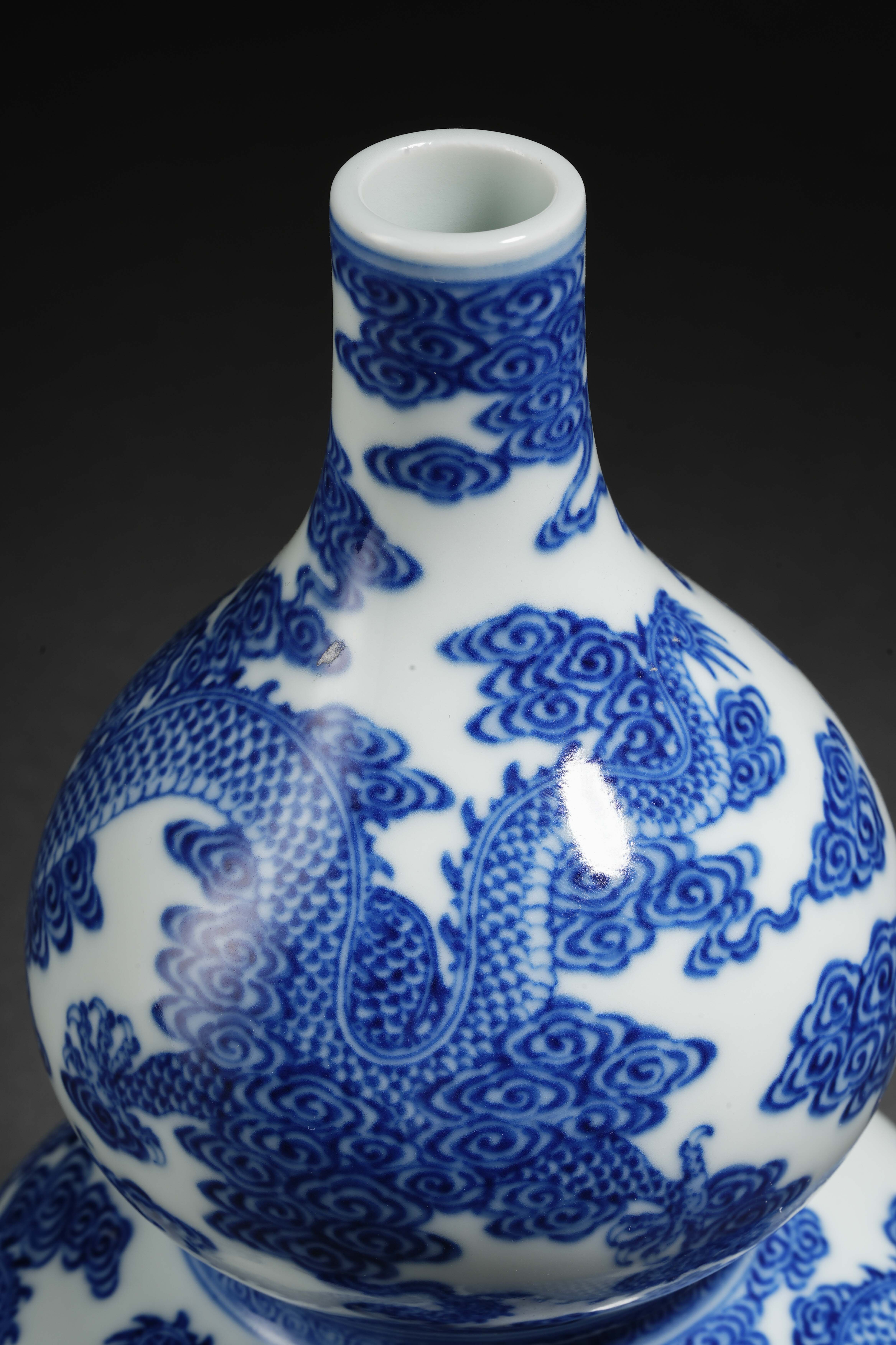 A Chinese Blue and White Dragon Double Gourds Vase - Image 6 of 14