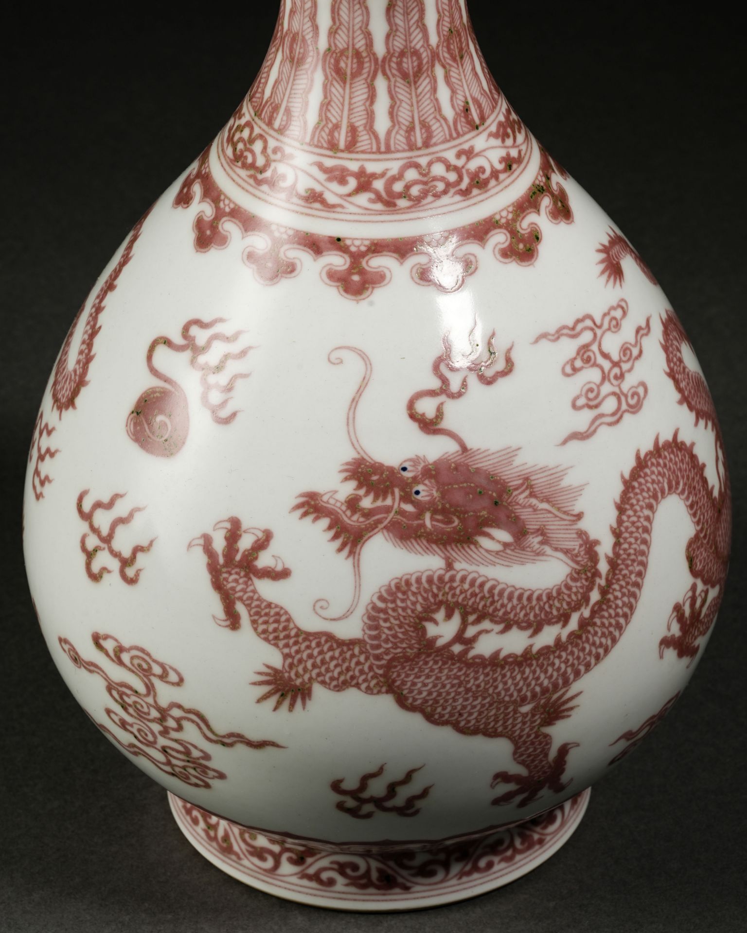 A Chinese Copper Red Dragon Vase Yuhuchunping - Bild 5 aus 14