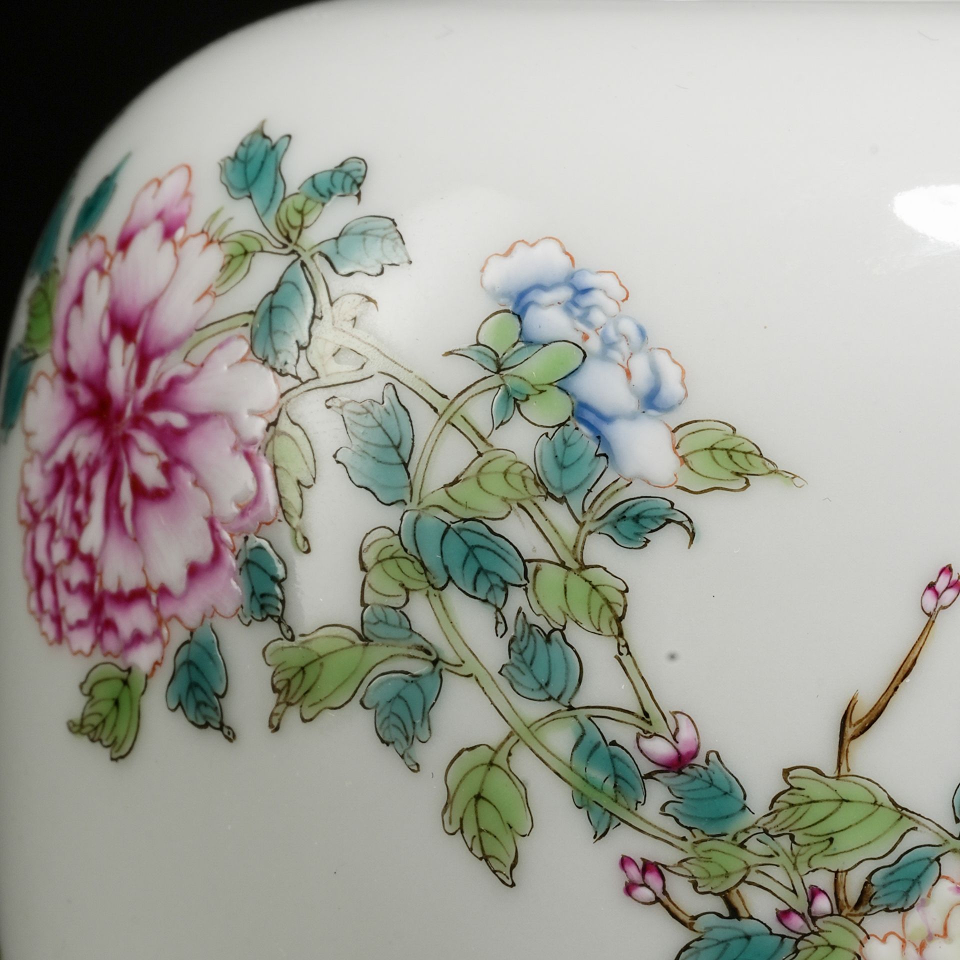 A Chinese Famille Rose Rooster Jar - Image 2 of 11