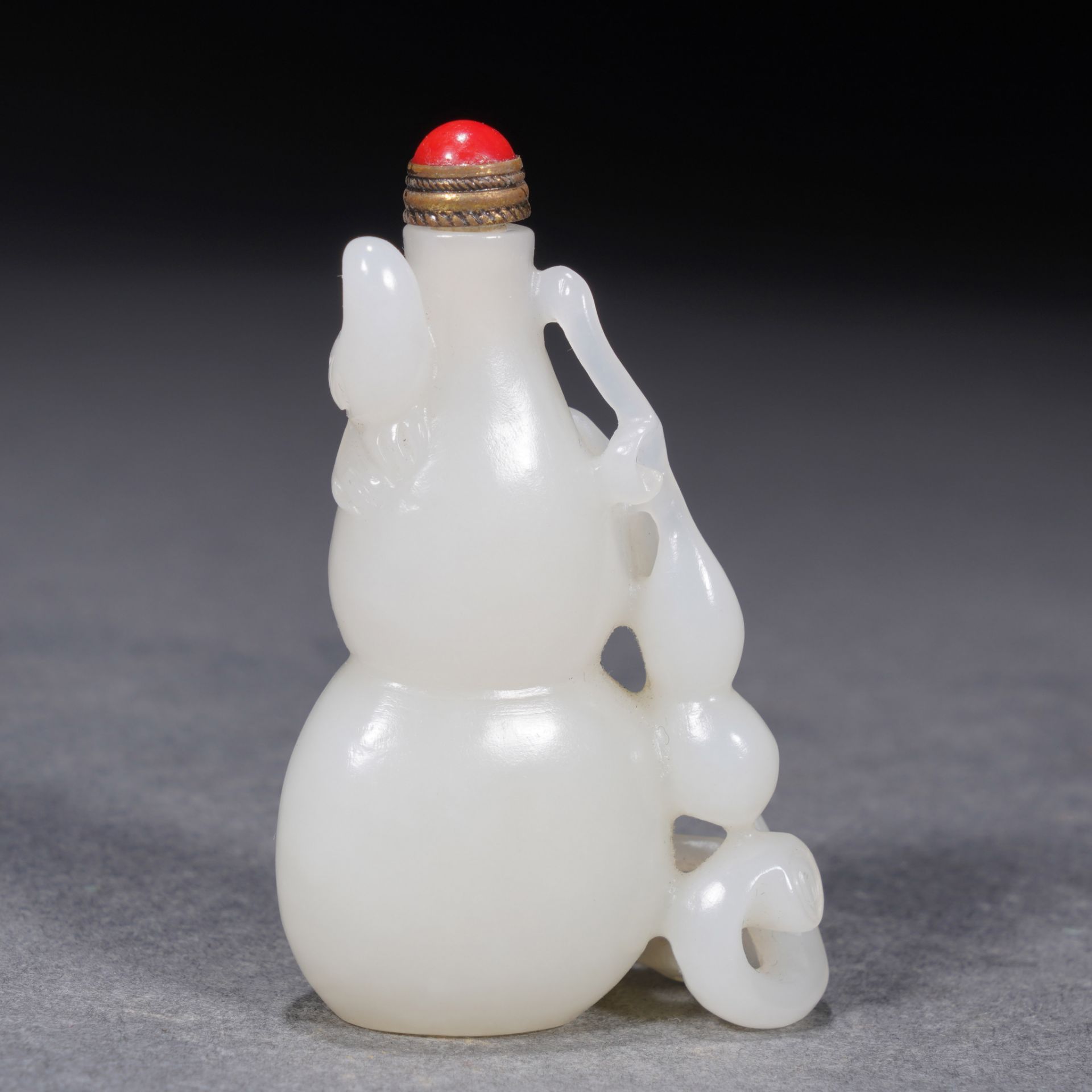 A Chinese Carved White Jade Double Gourds Snuff Bottle - Image 4 of 10