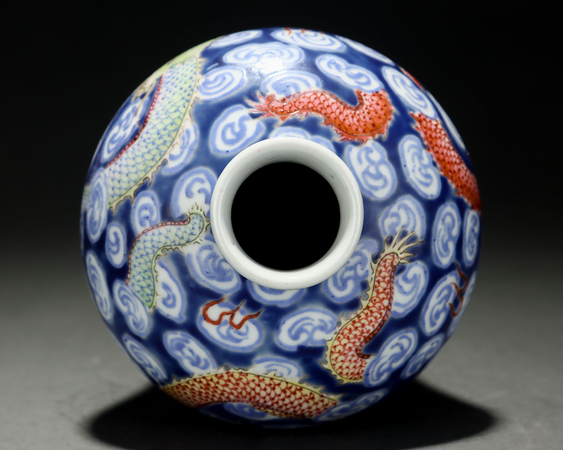 A Chinese Famille Rose Dragon Vase - Bild 7 aus 9