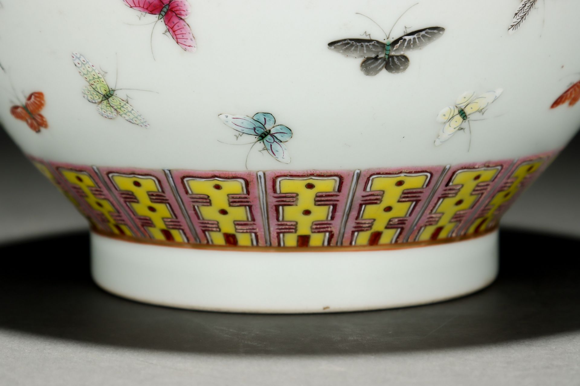 A Chinese Famille Rose Butterflies Decorative Vase - Bild 6 aus 9