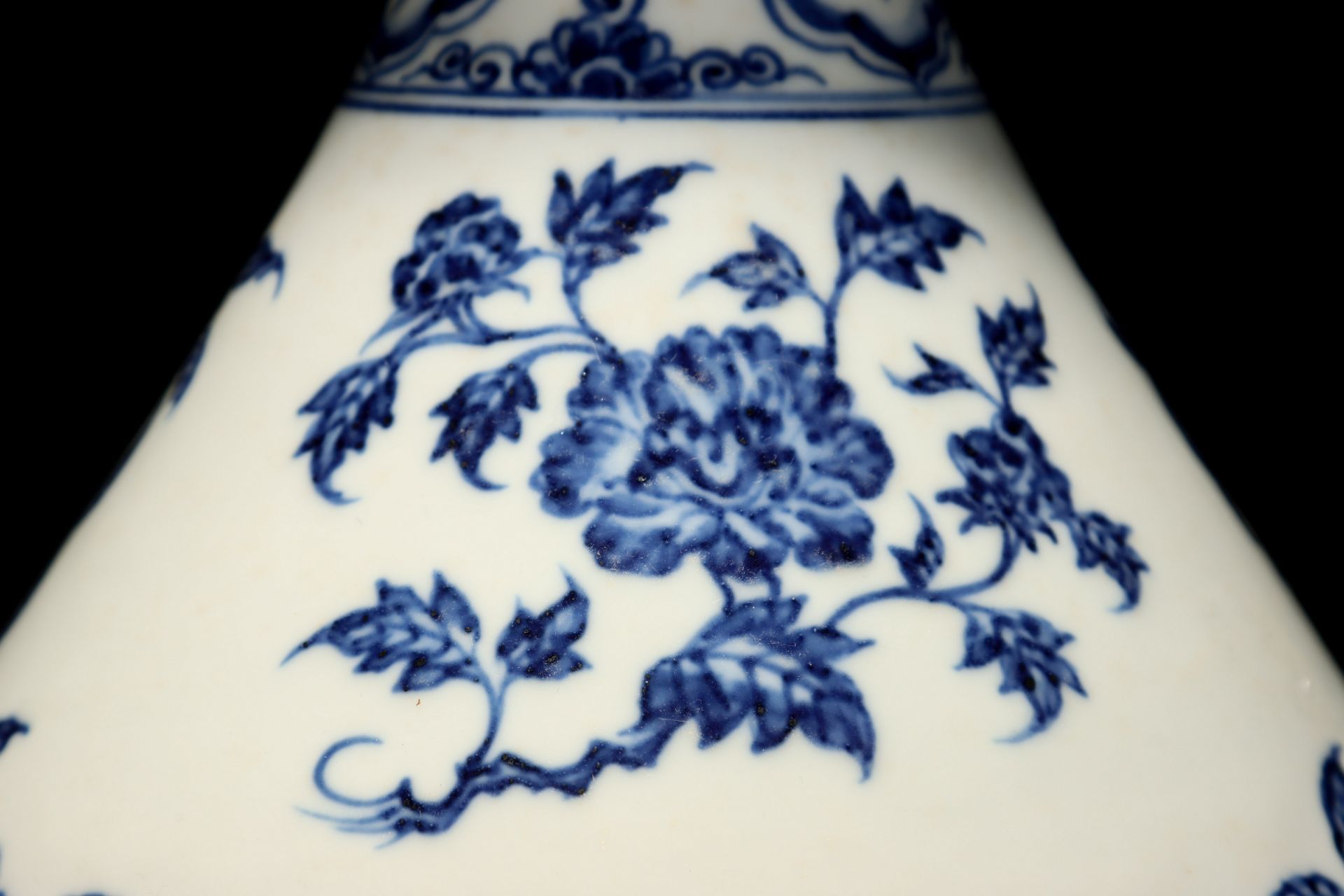 A Chinese Blue and White Vase Yuhuchunping - Image 6 of 9
