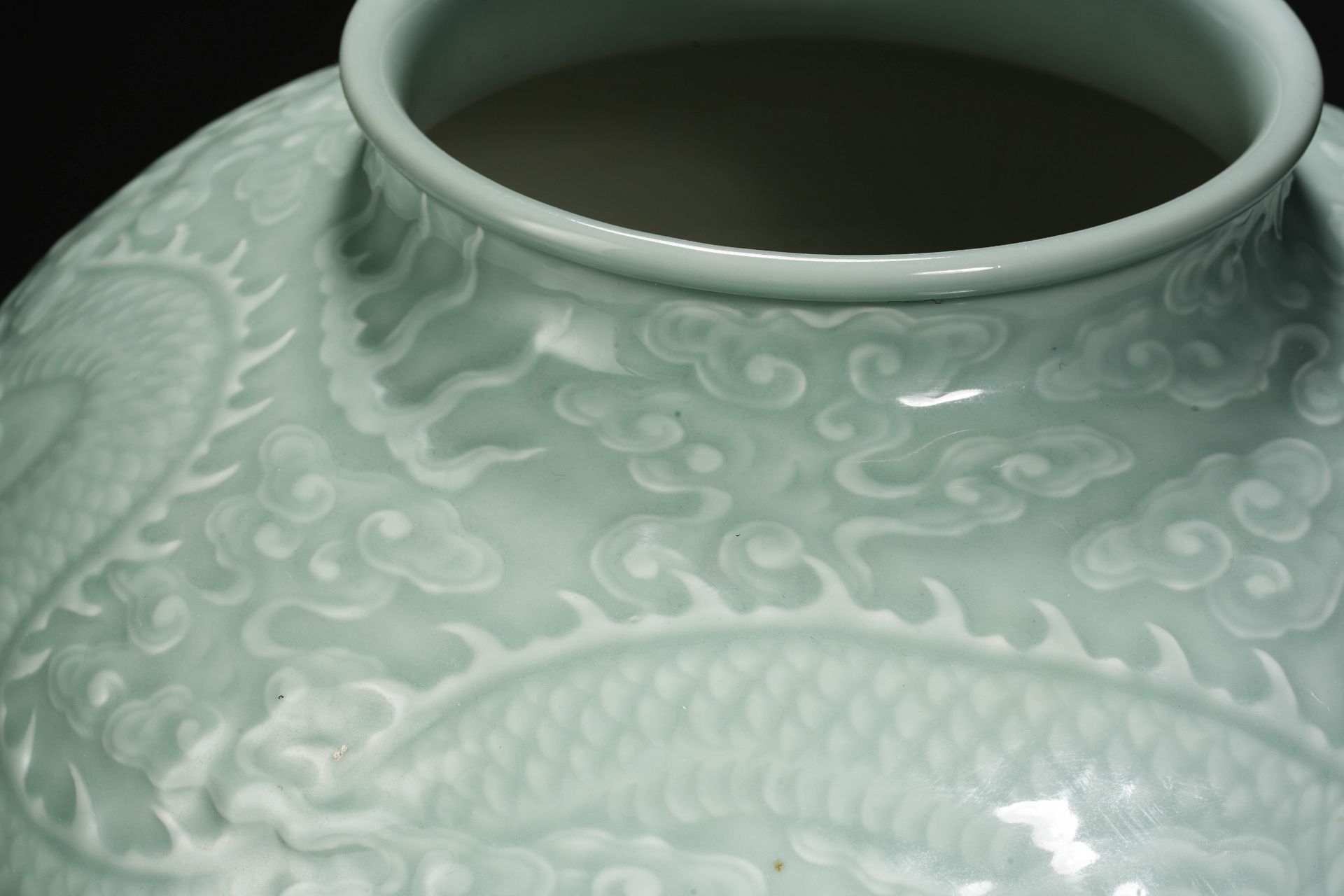 A Chinese Celadon Glaze Dragon Jar - Bild 8 aus 16