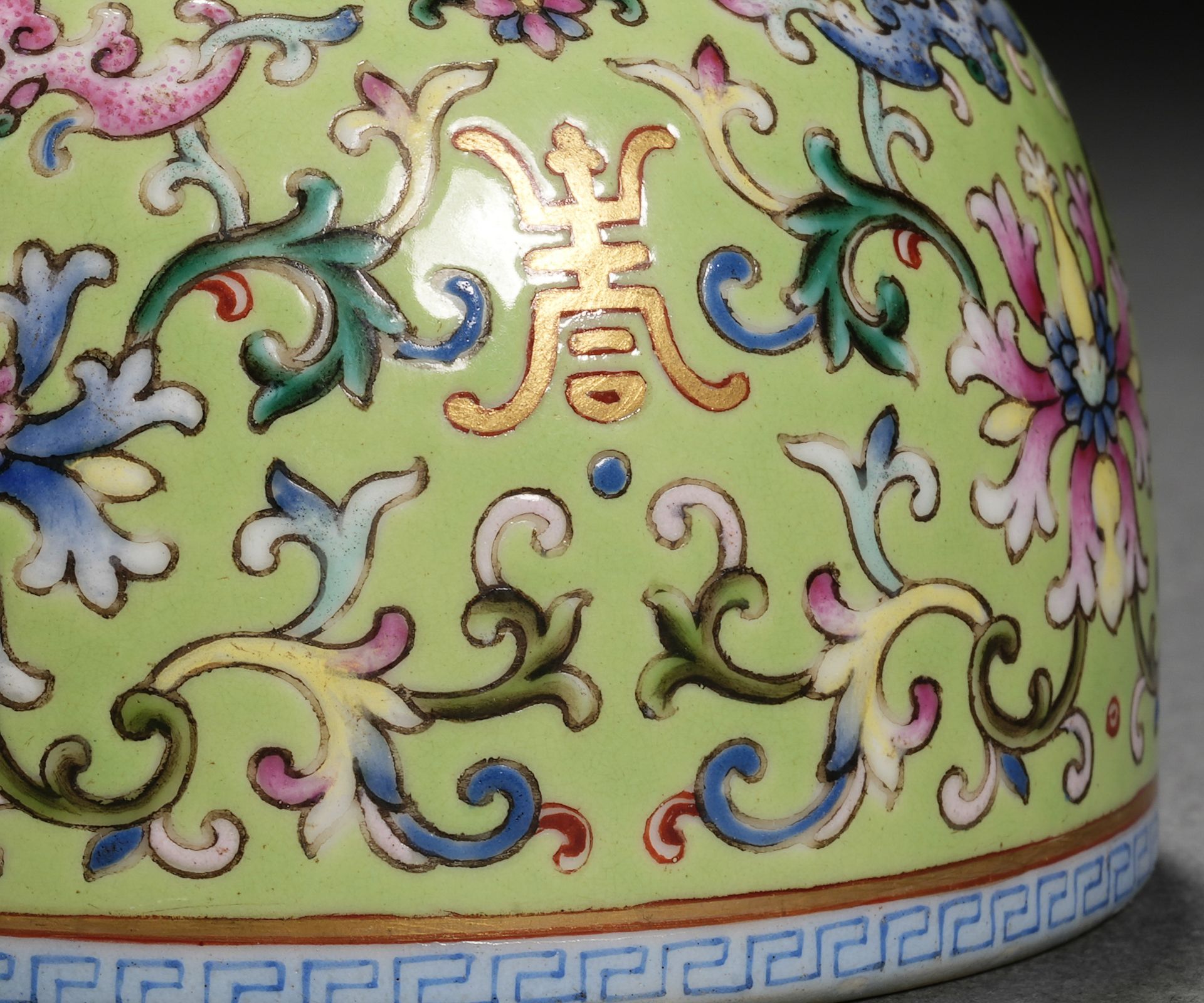 A Chinese Famille Rose Lotus Scrolls Waterpot - Image 3 of 12