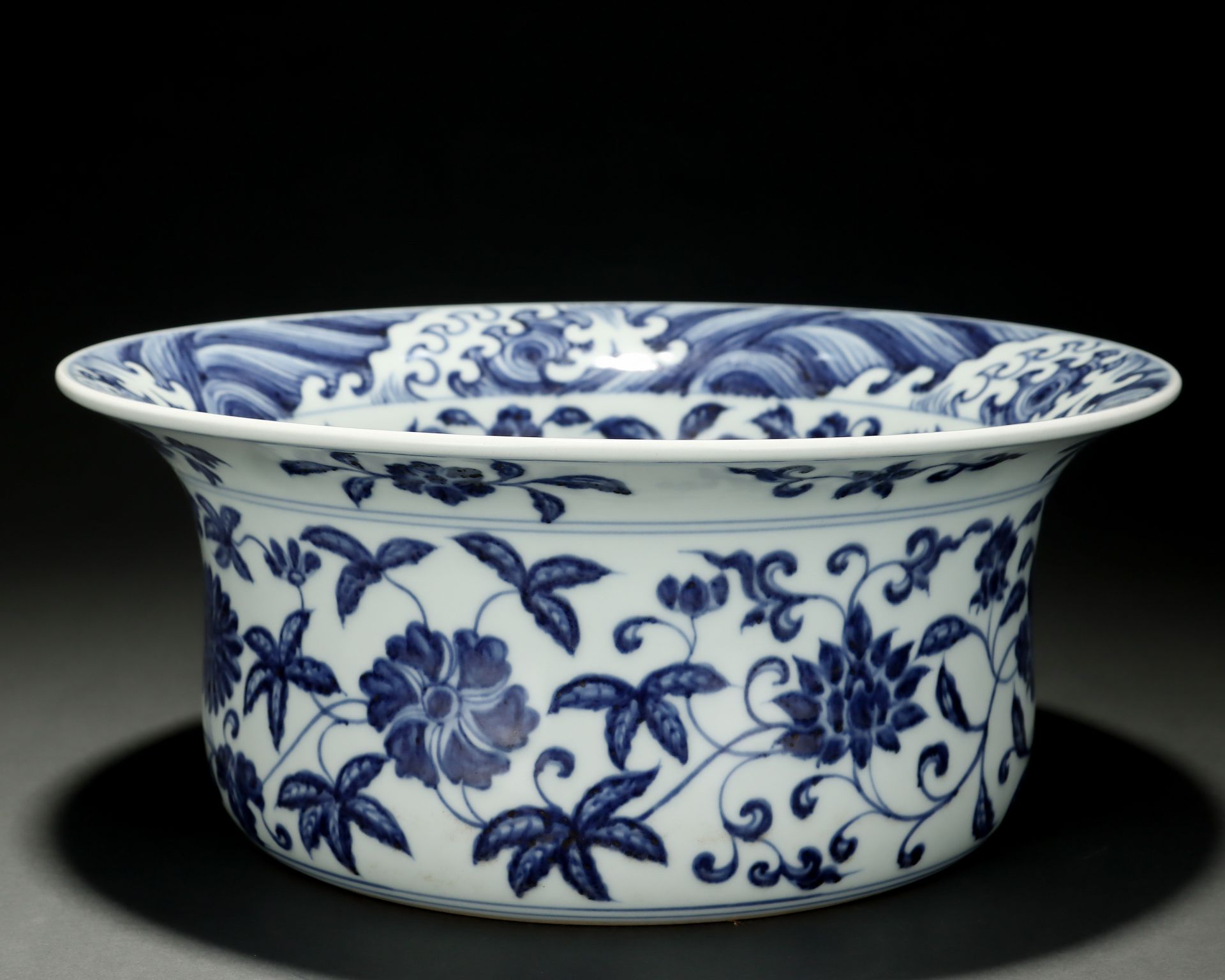 A Chinese Blue and White Floral Scrolls Basin - Image 3 of 9