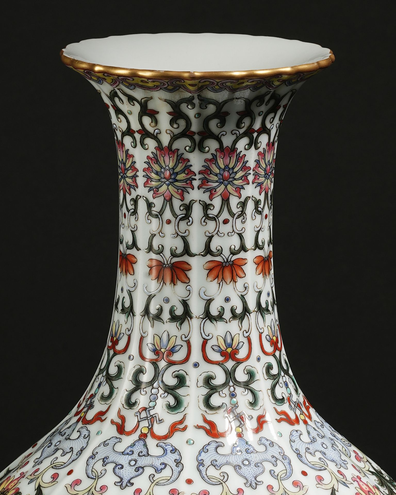 A Chinese Famille Rose and Gilt Sanskirt Vase - Bild 2 aus 14