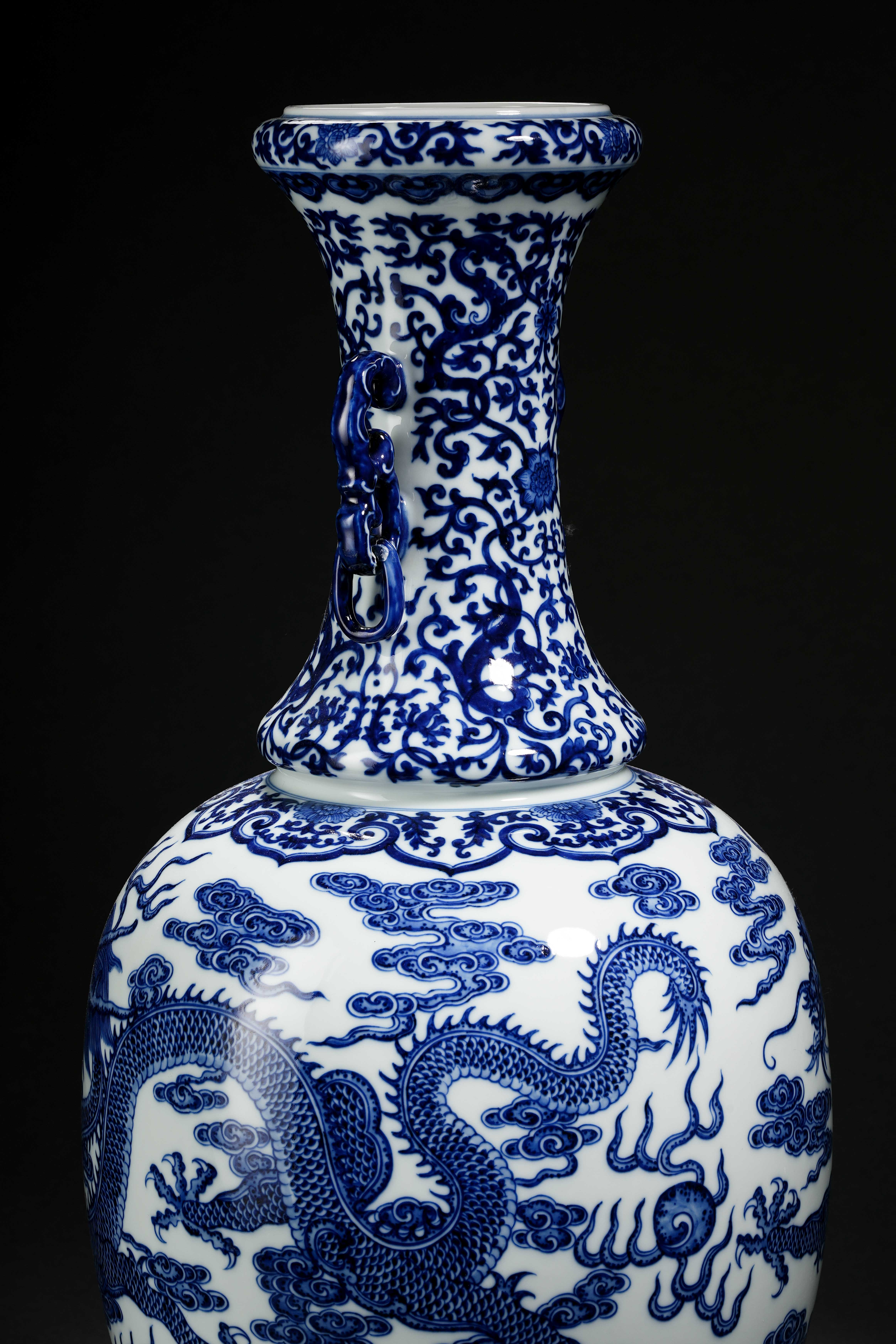 A Chinese Blue and White Dragons Vase - Image 9 of 16