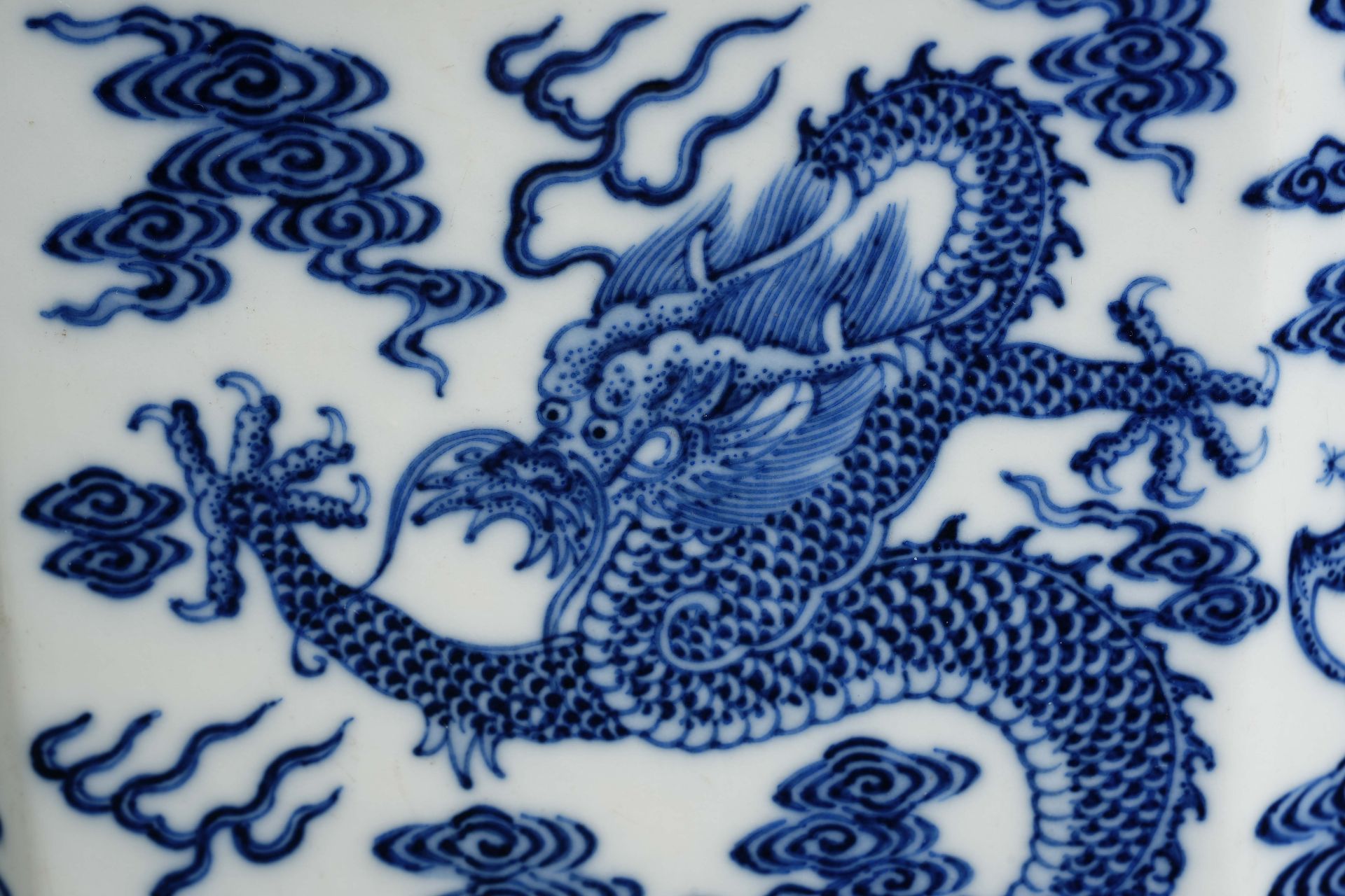 A Chinese Blue and White Dragons Squared Vase - Image 5 of 17