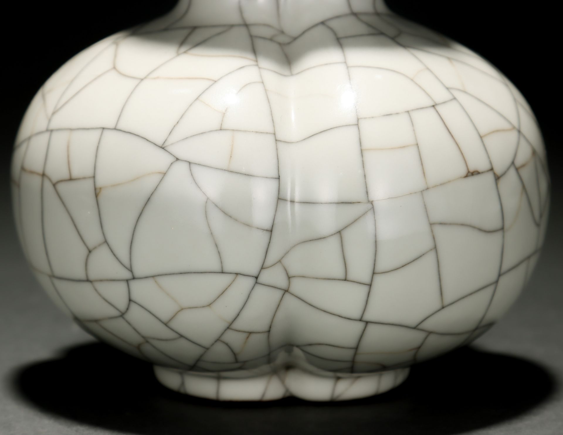 A Chinese Ge-ware Crackle Double Gourds Vase - Bild 5 aus 9