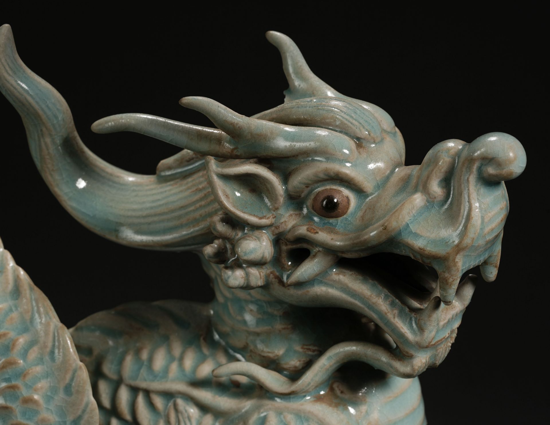 A Chinese Celadon Glaze Lotus and Dragon Incense Burner - Bild 4 aus 17