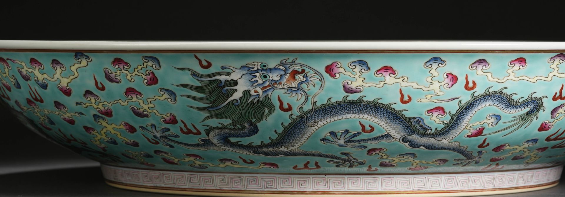 A Chinese Famille Rose Dragon Plate - Bild 11 aus 18