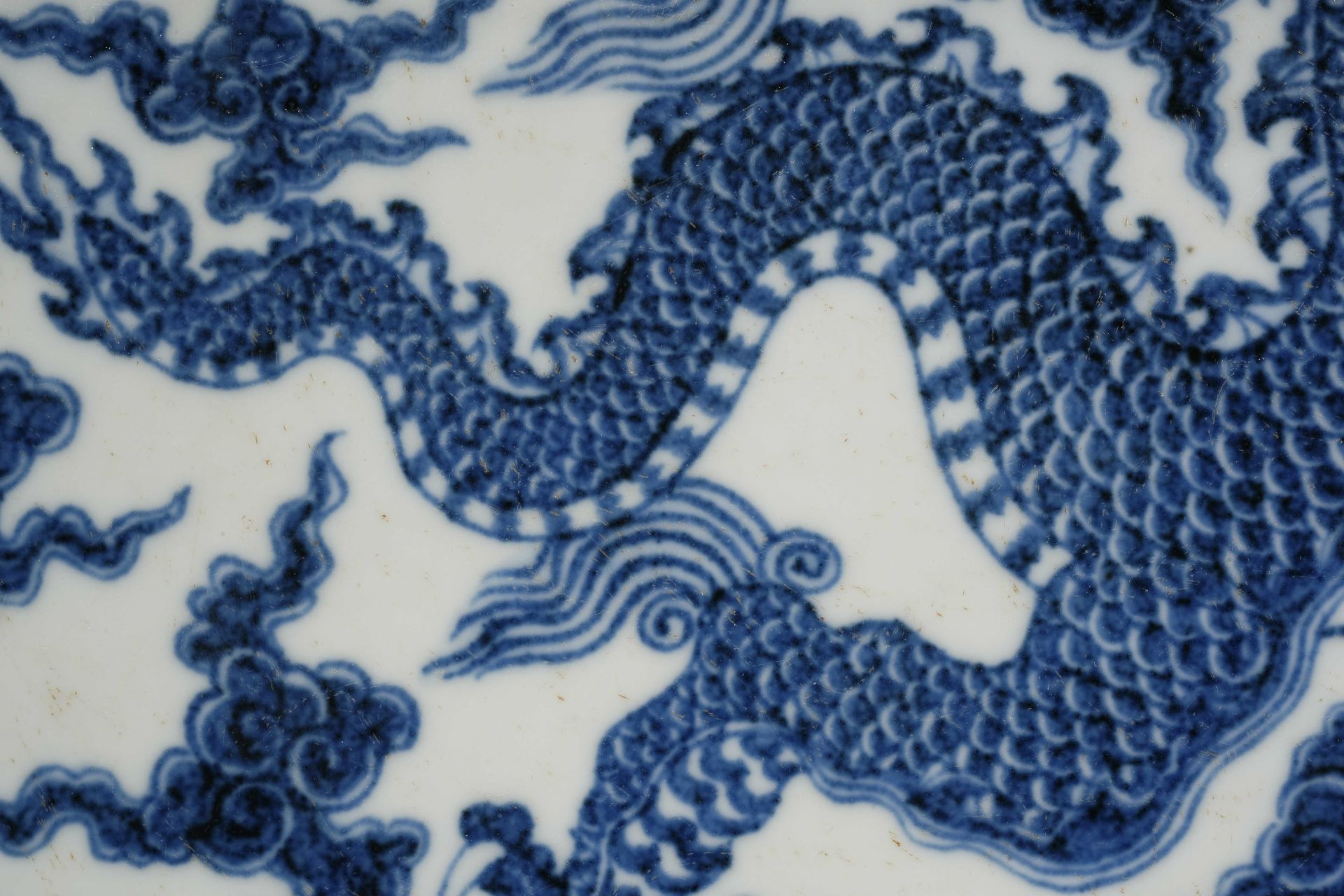 A Chinese Blue and White Dragon Dish - Bild 6 aus 17