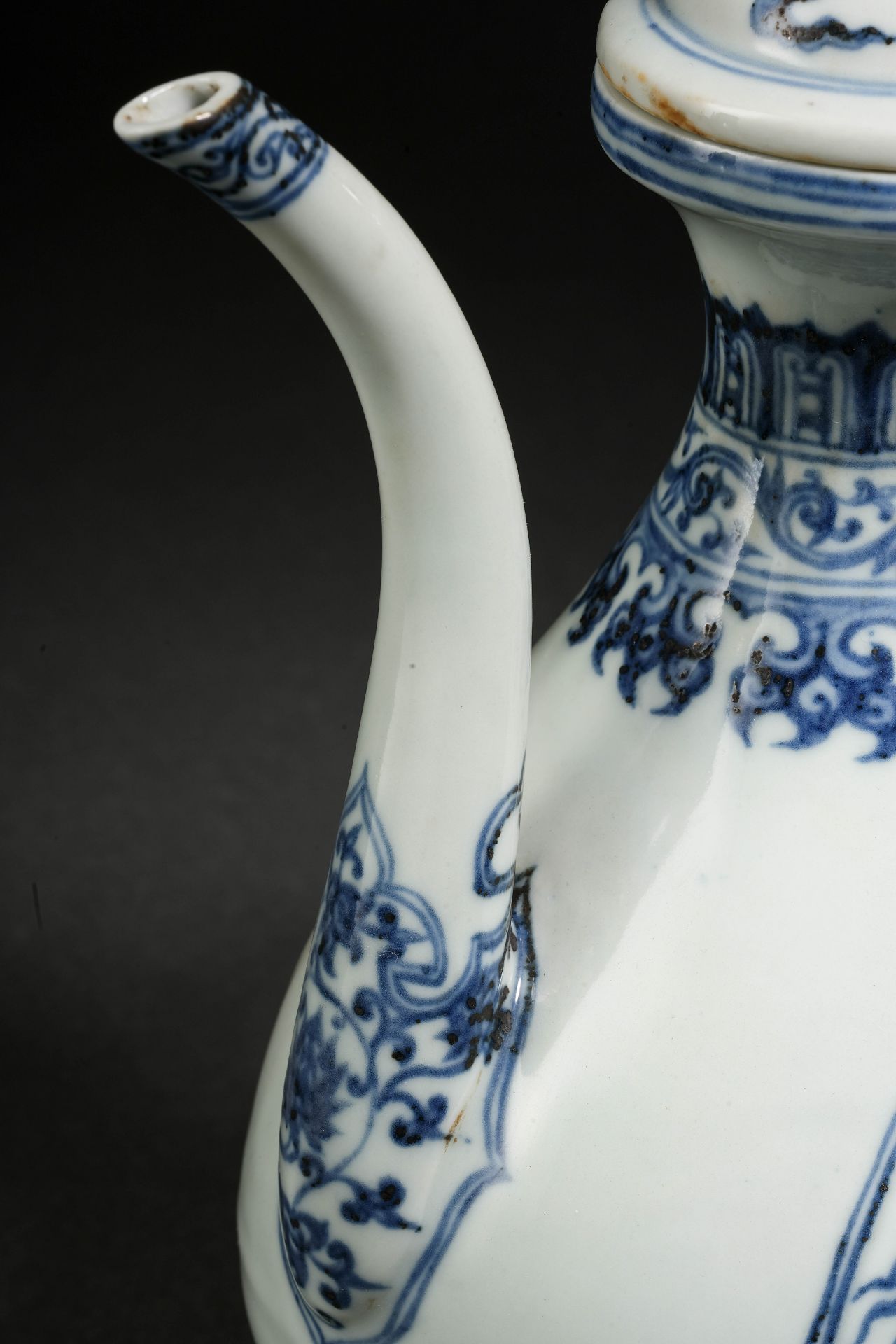 A Chinese Blue and White Dragon Ewer - Bild 5 aus 16