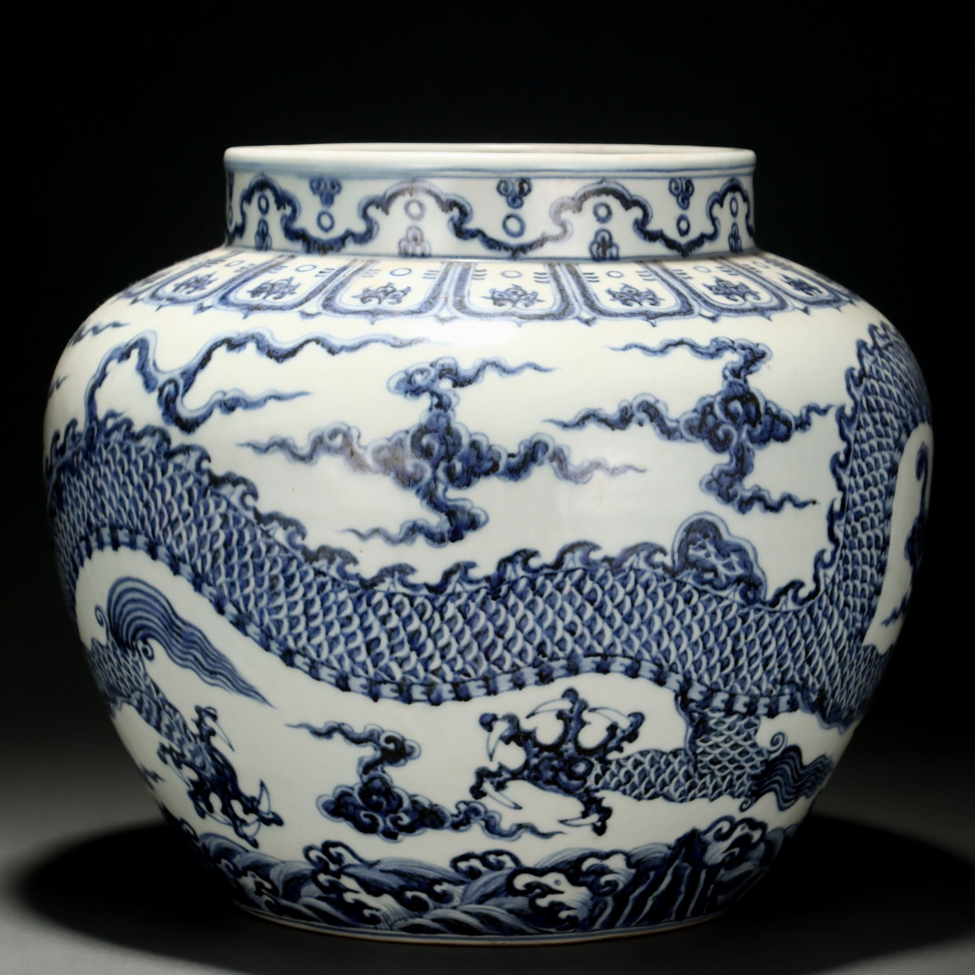 A Chinese Blue and White Dragon Jar - Image 3 of 9