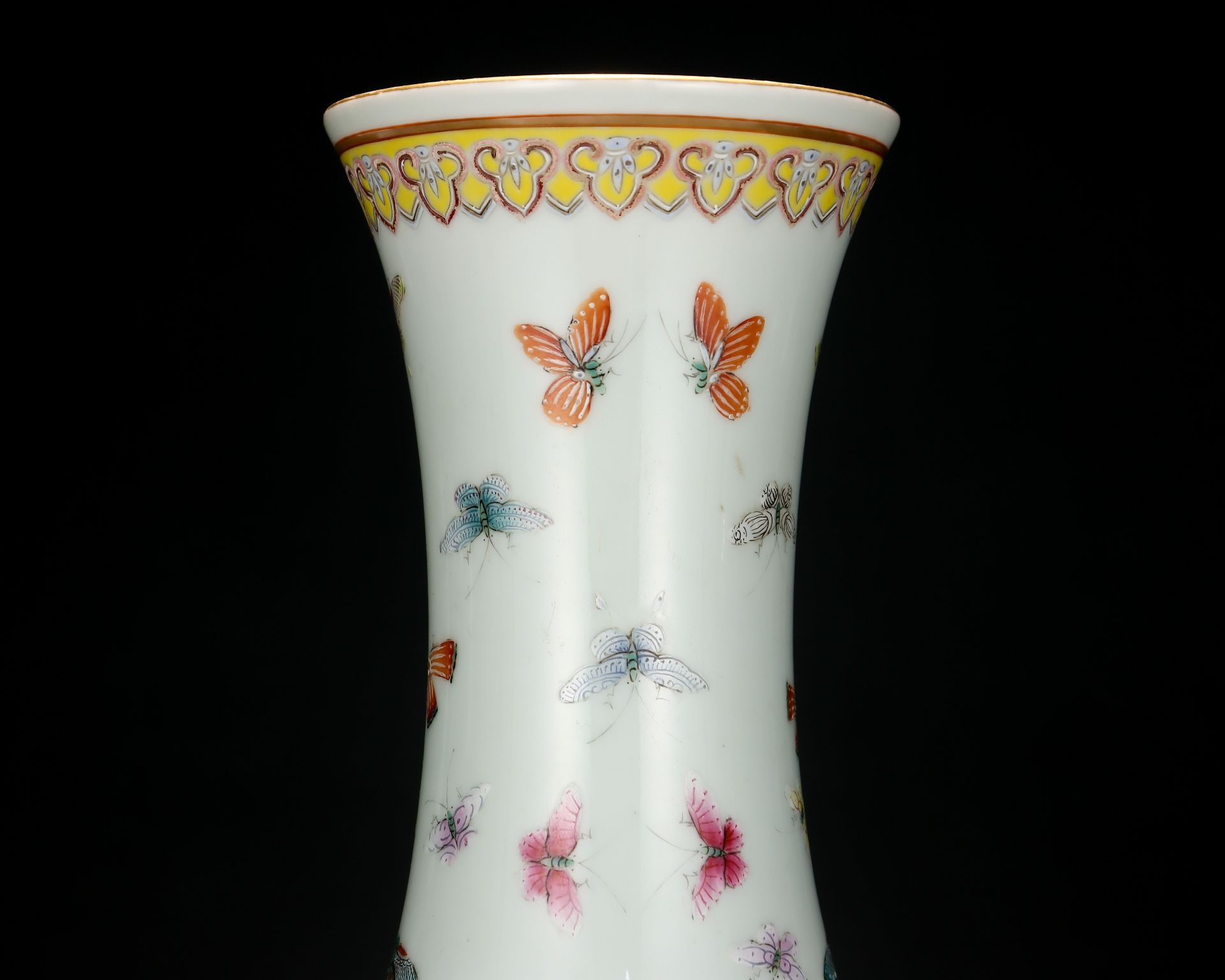 A Chinese Famille Rose Butterflies Decorative Vase - Bild 4 aus 9