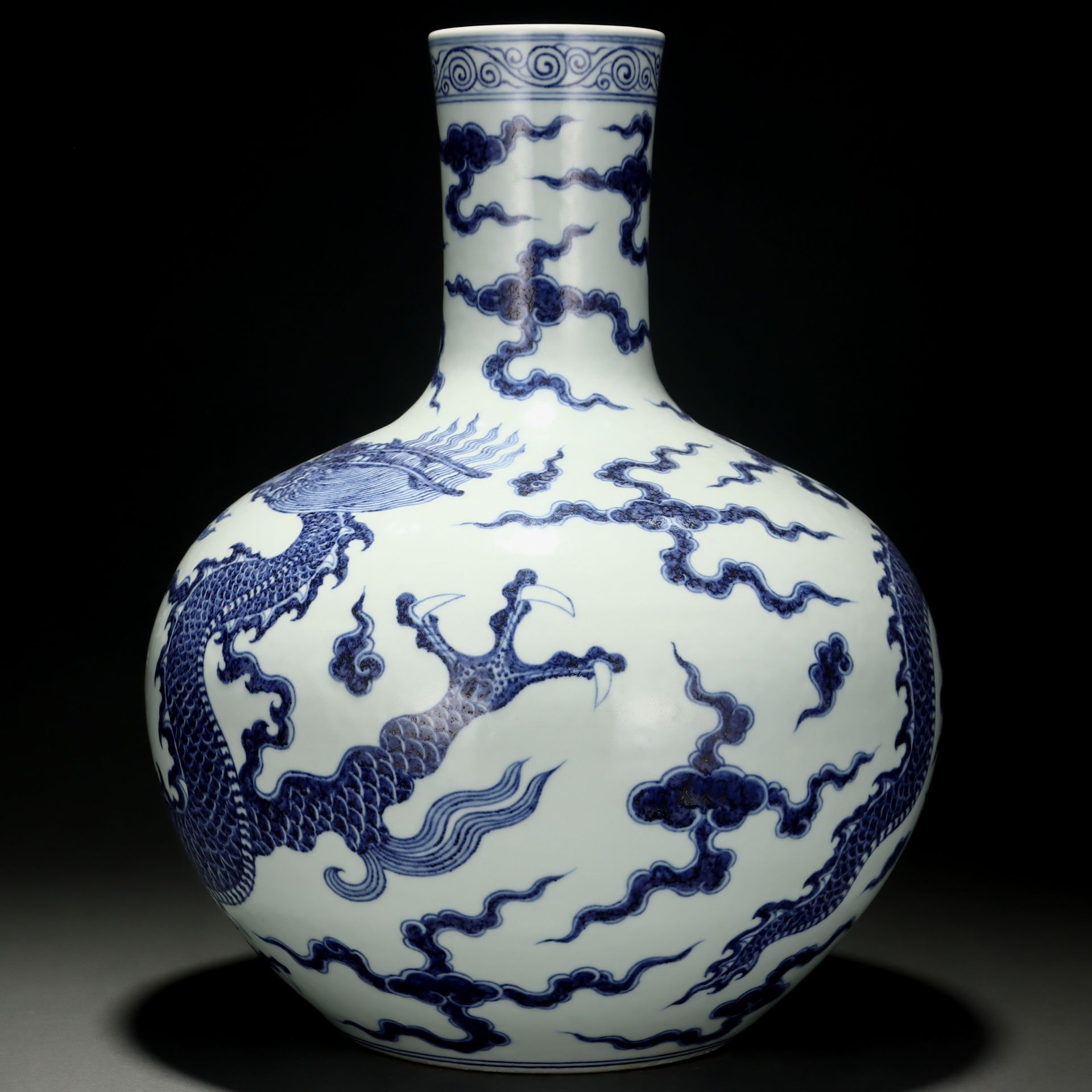 A Blue and White Dragon Globular Vase - Image 4 of 9