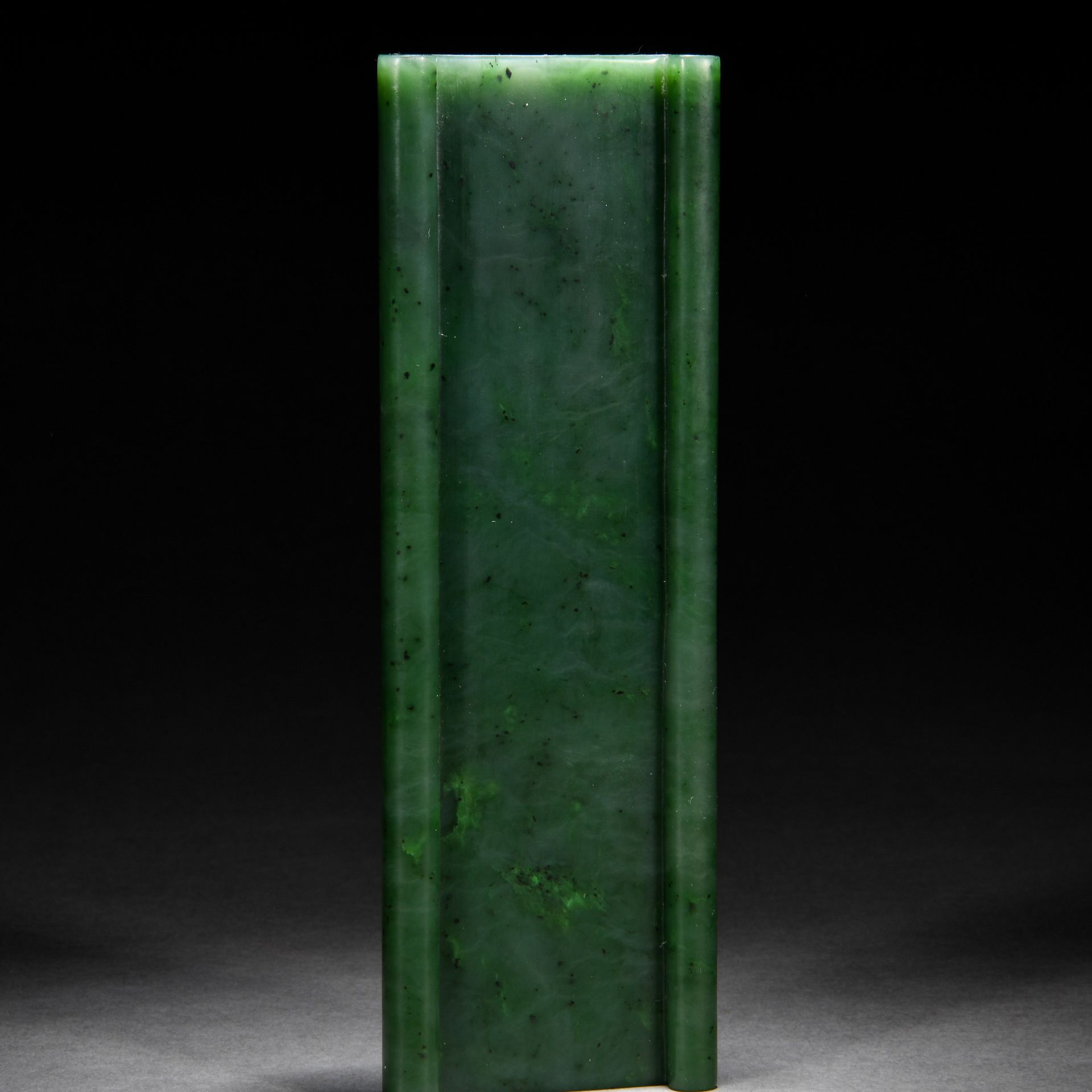 A Chinese Carved Spinach Green Jade Armrest - Image 5 of 6