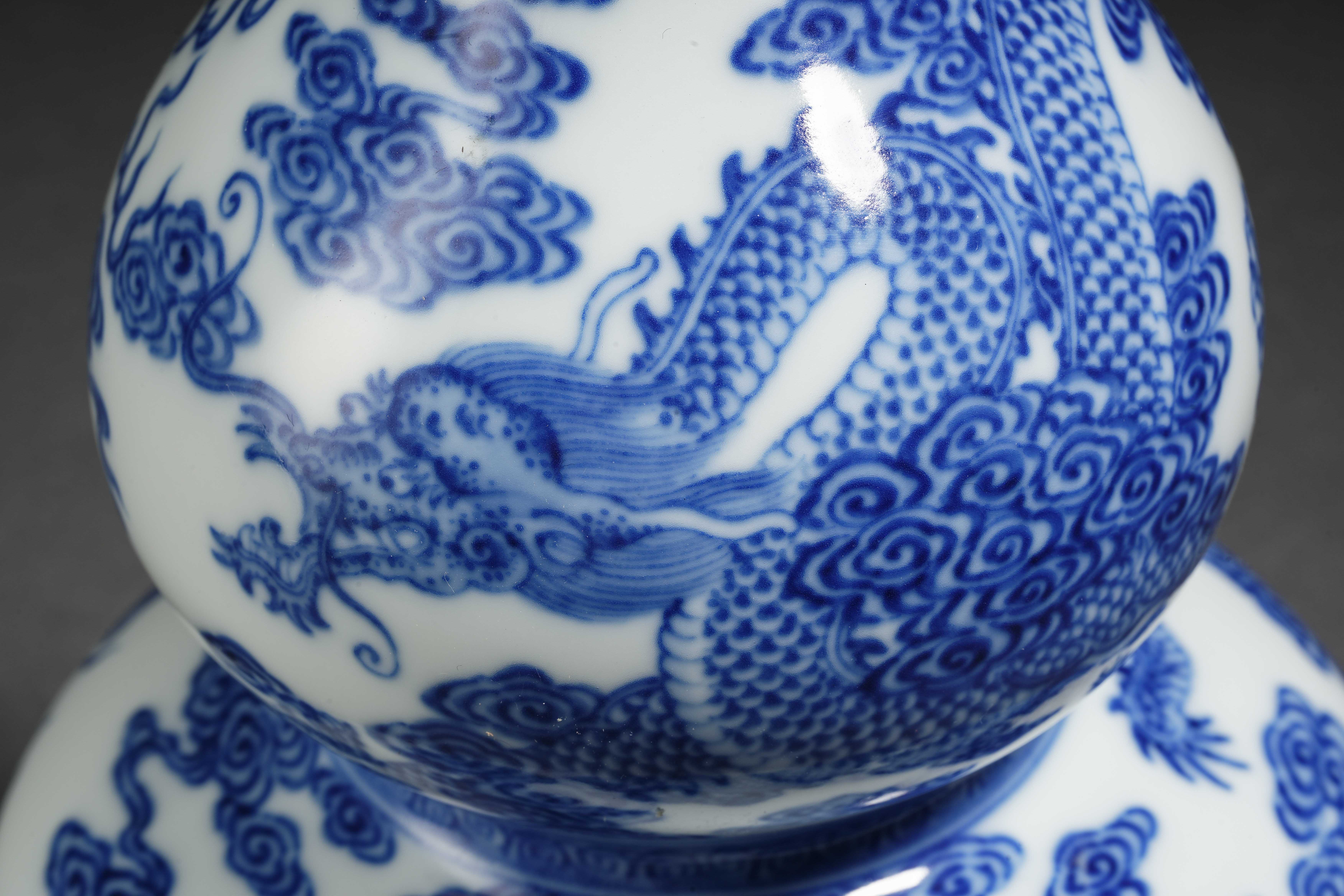 A Chinese Blue and White Dragon Double Gourds Vase - Image 7 of 14