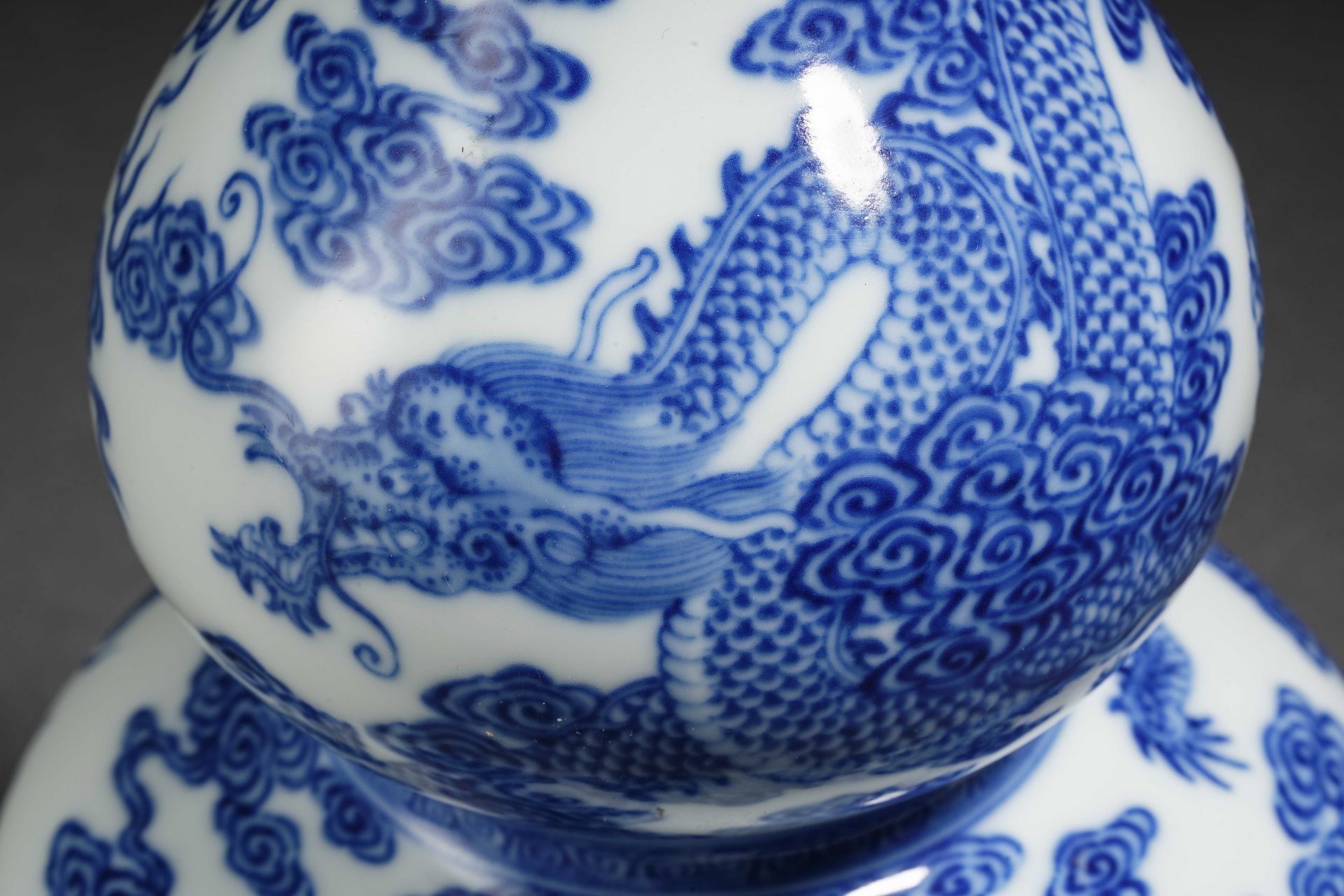 A Chinese Blue and White Dragon Double Gourds Vase - Image 7 of 14