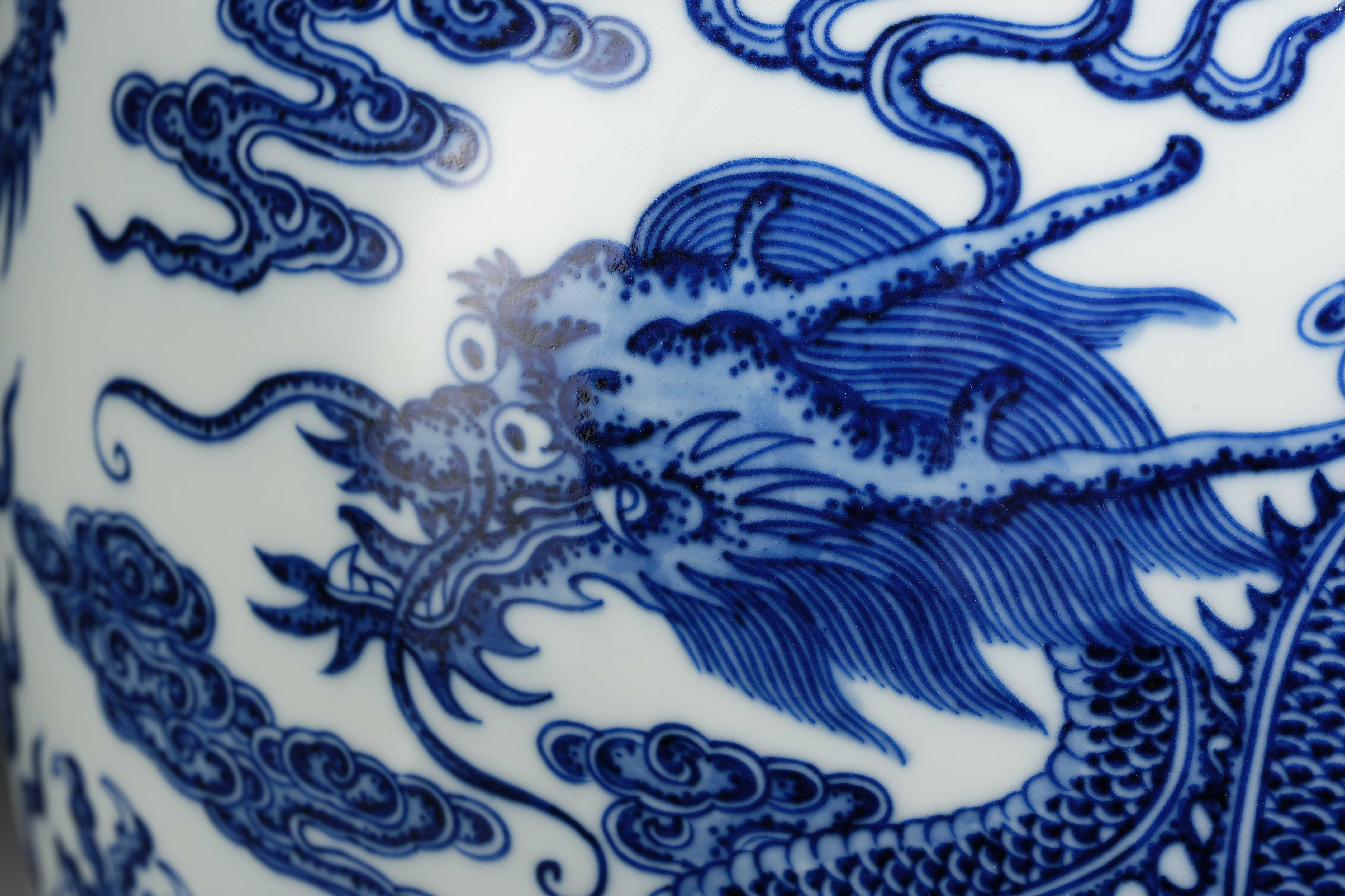 A Chinese Blue and White Dragons Vase - Image 6 of 16