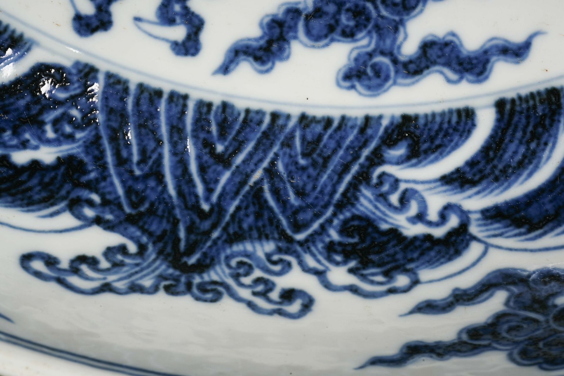 A Chinese Blue and White Dragon Dish - Bild 7 aus 17