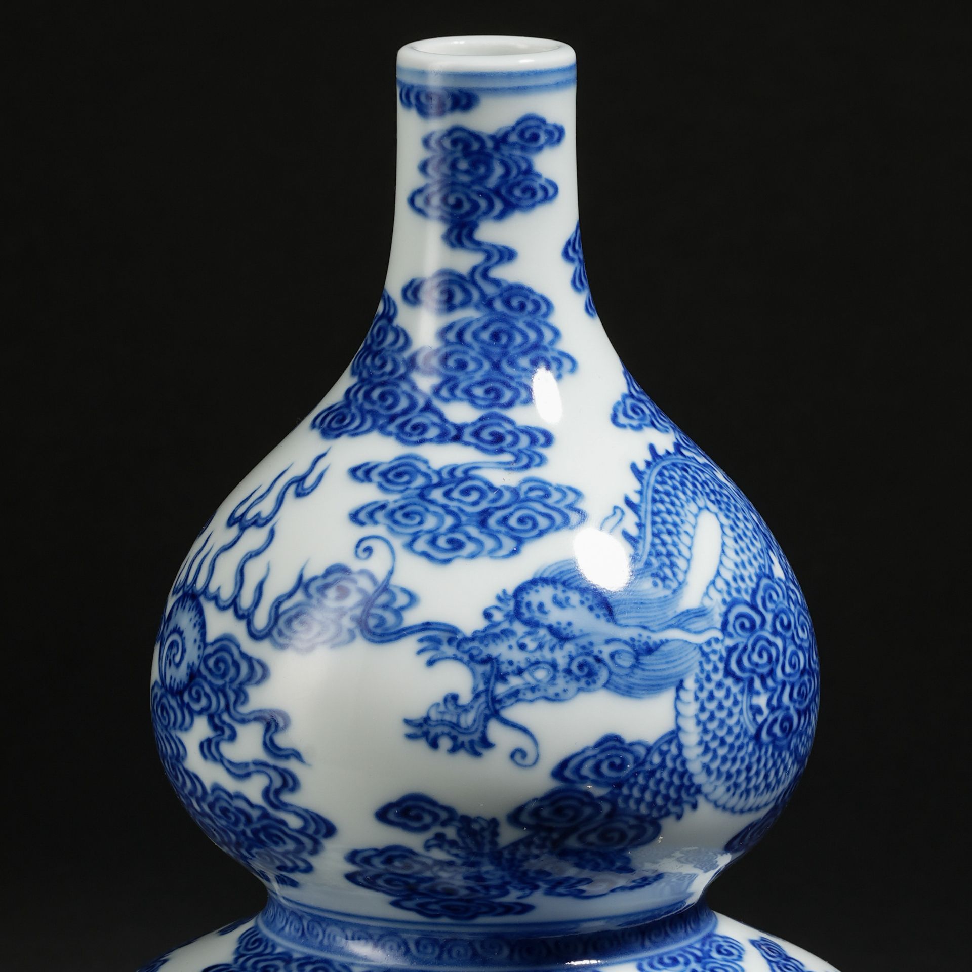 A Chinese Blue and White Dragon Double Gourds Vase - Bild 2 aus 14