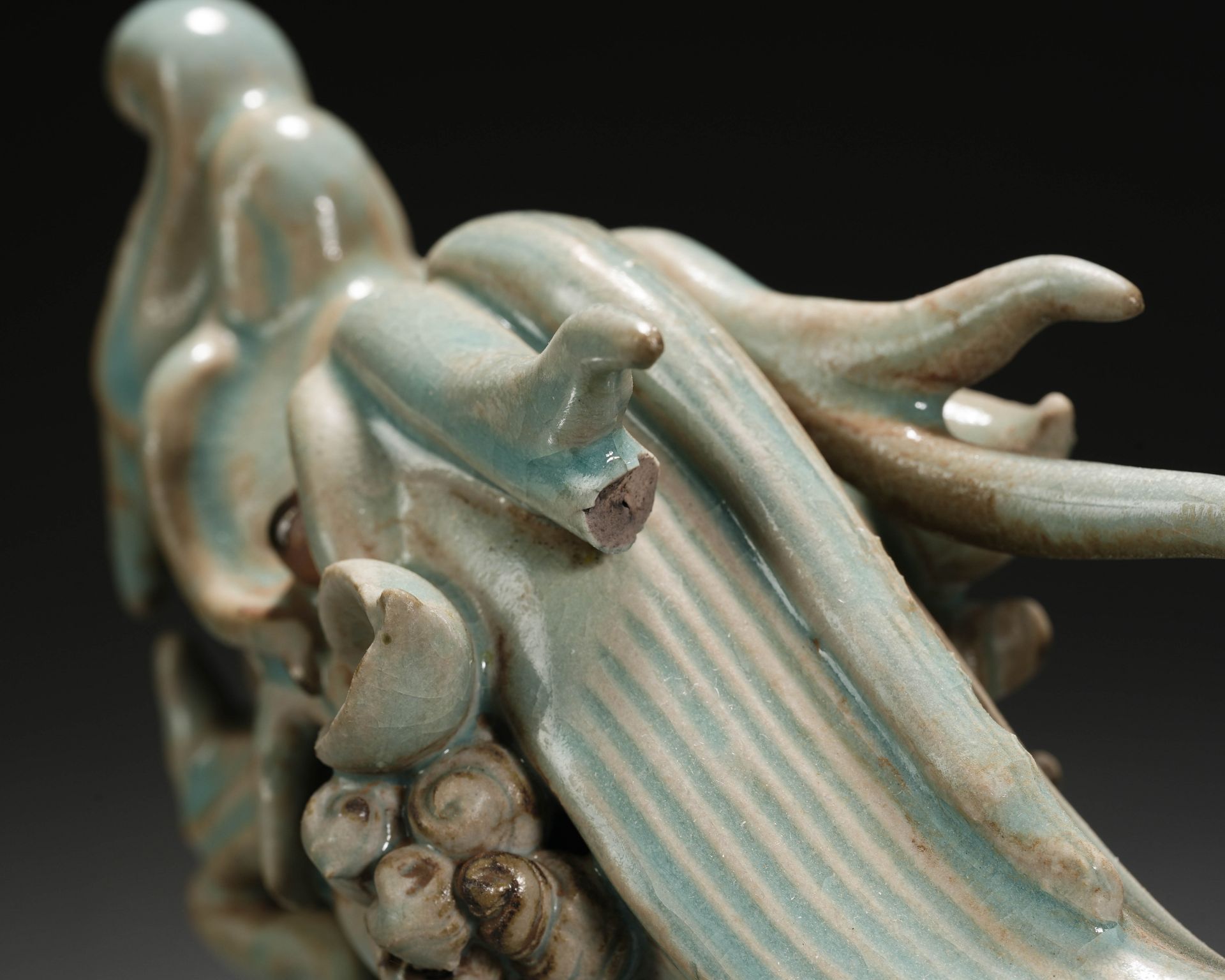 A Chinese Celadon Glaze Lotus and Dragon Incense Burner - Bild 13 aus 17