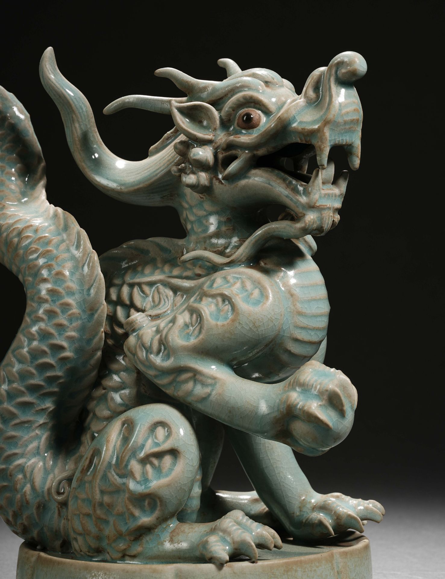 A Chinese Celadon Glaze Lotus and Dragon Incense Burner - Bild 10 aus 17