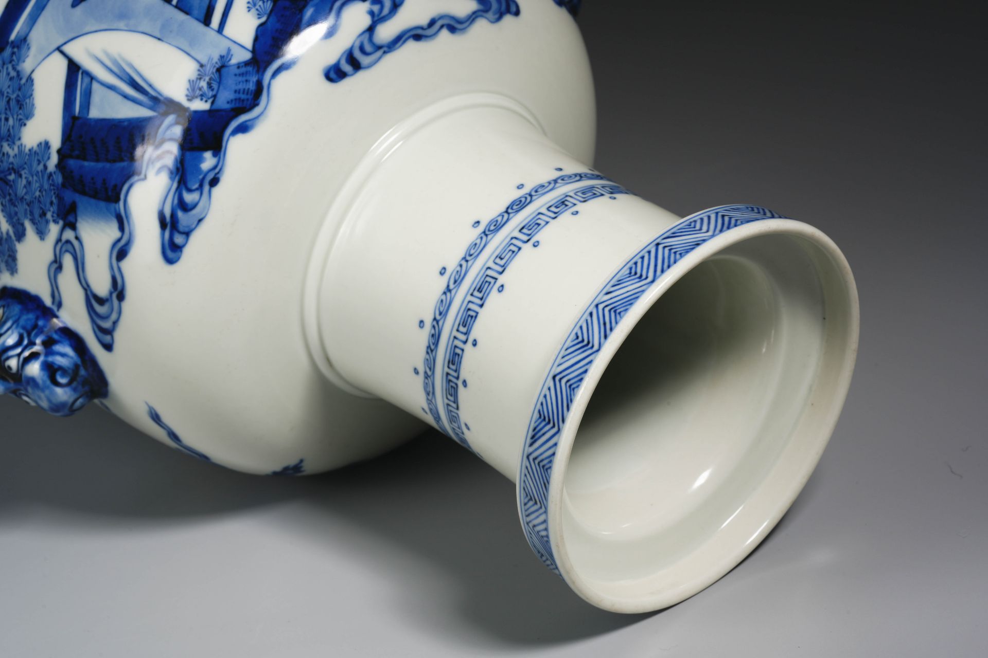 A Chinese Blue and White Figural Story Mallet Vase - Image 10 of 11