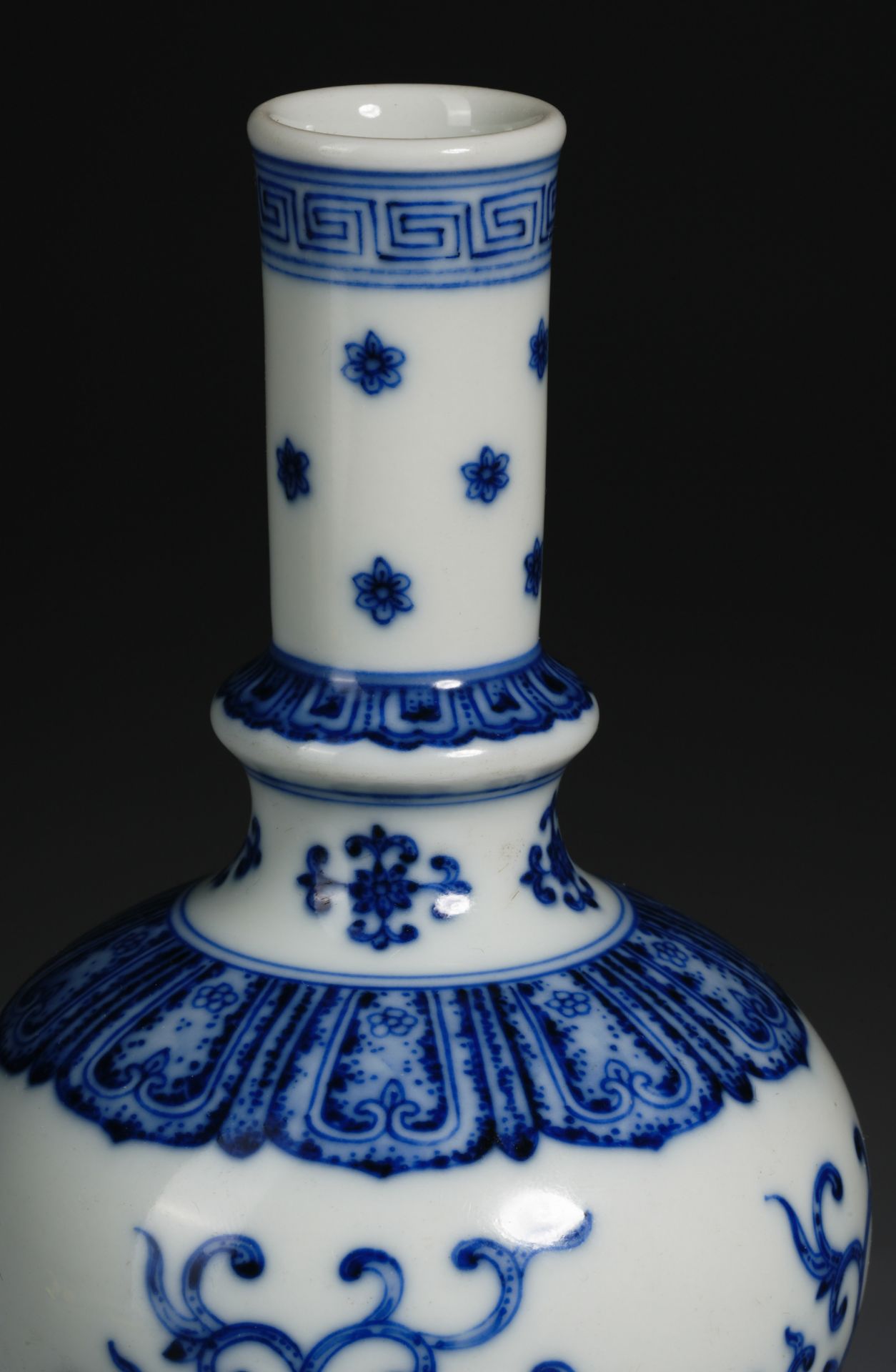 A Chinese Blue and White Lotus Scrolls Vase - Image 4 of 8
