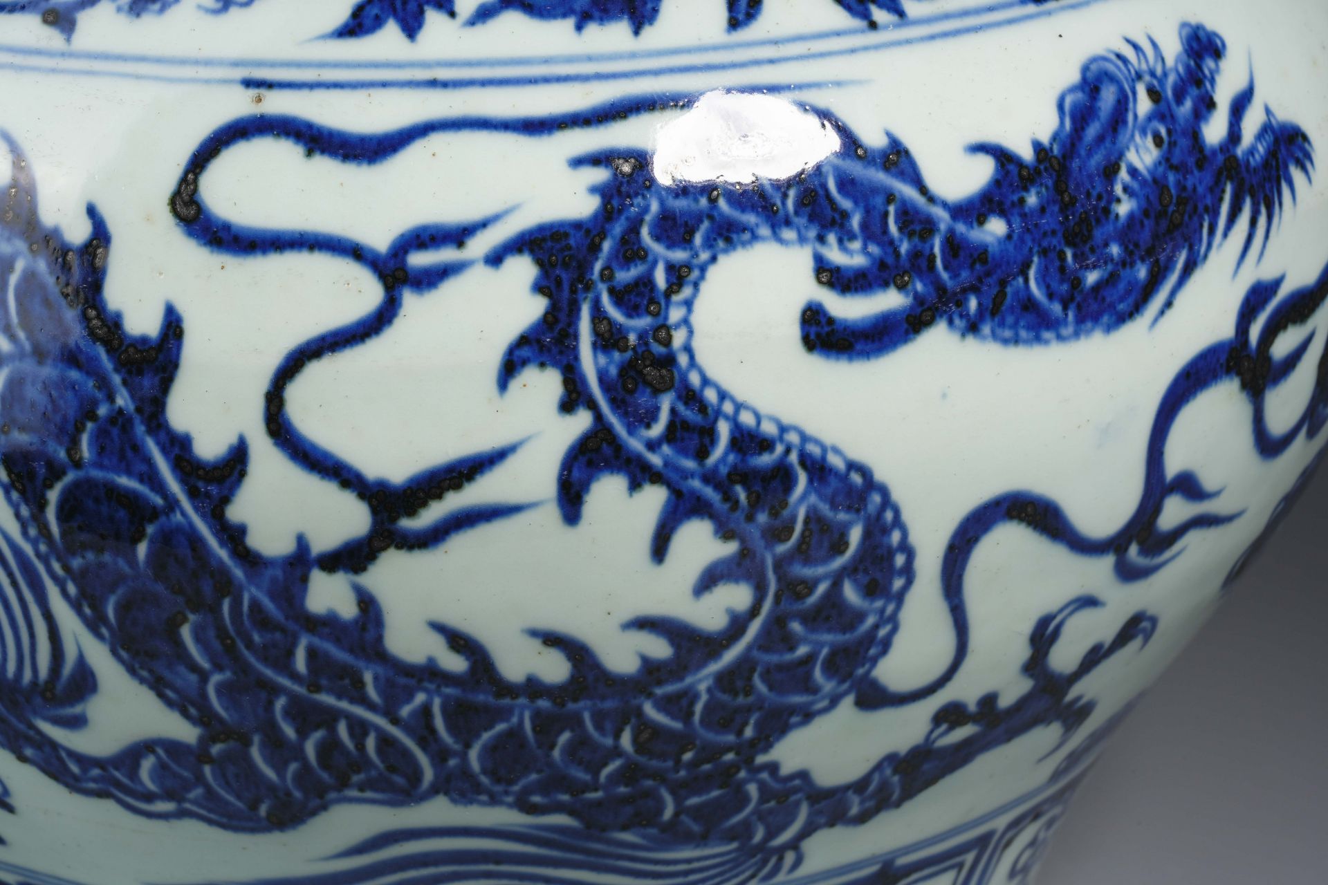 A Chinese Blue and White Dragon Jar - Image 5 of 9