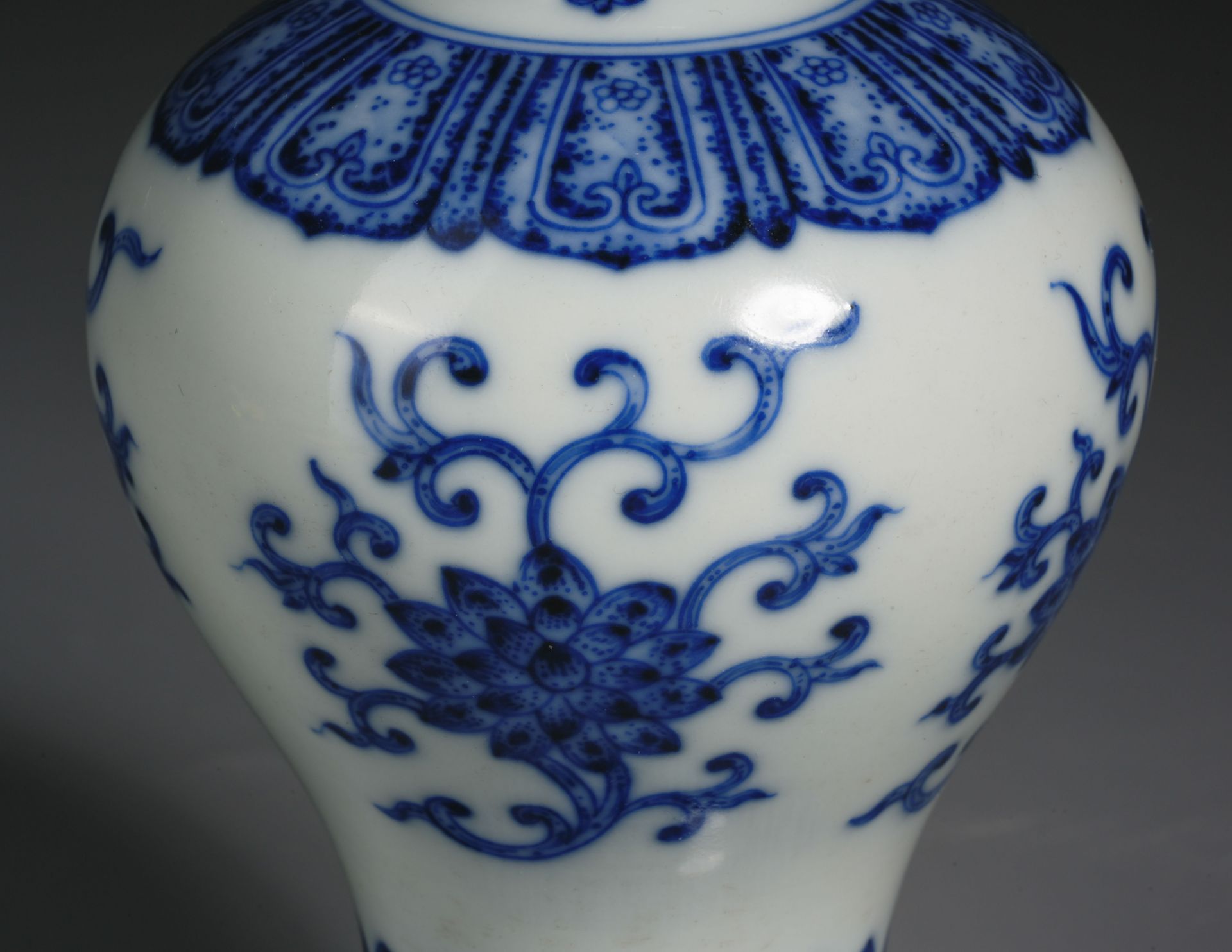 A Chinese Blue and White Lotus Scrolls Vase - Image 5 of 8