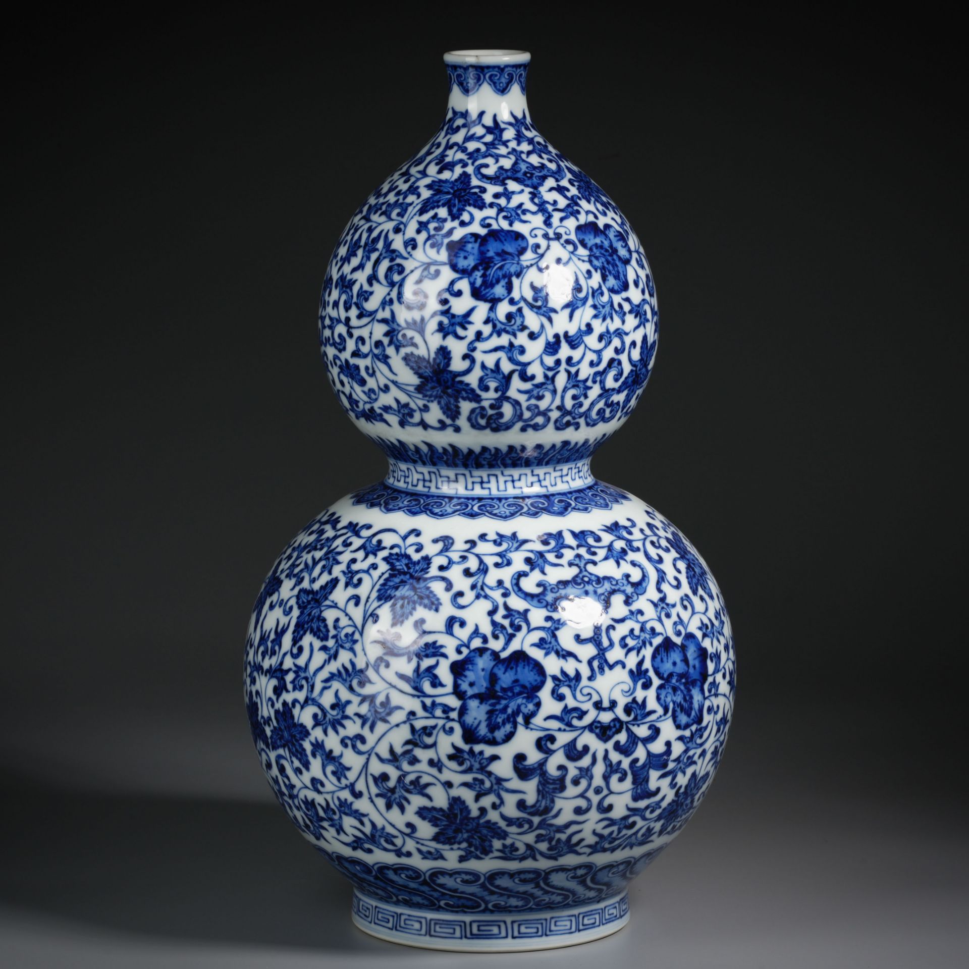 A Chinese Blue and White Double Gourds Vase - Image 2 of 10