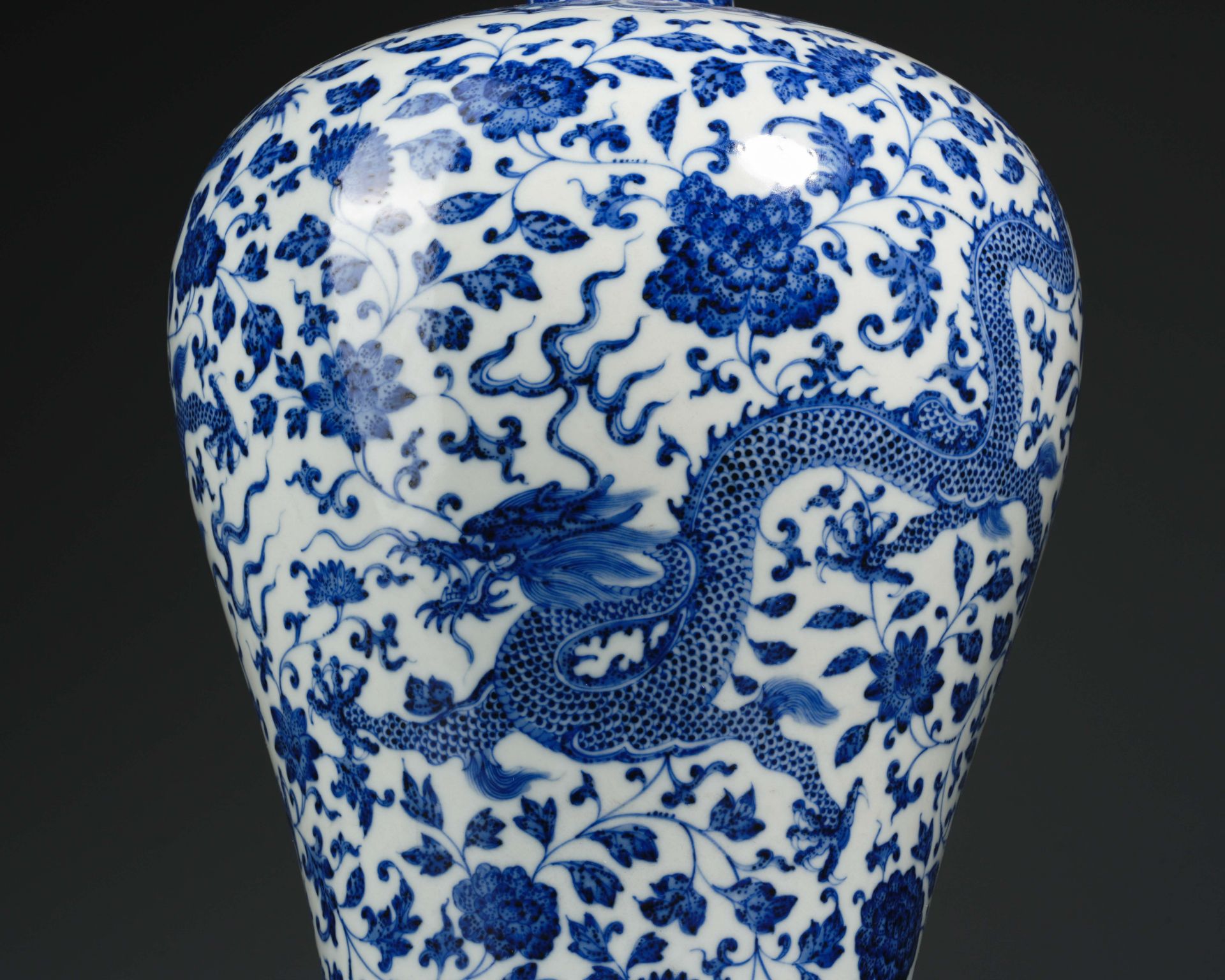 A Chinese Blue and White Vase Meiping - Image 6 of 10