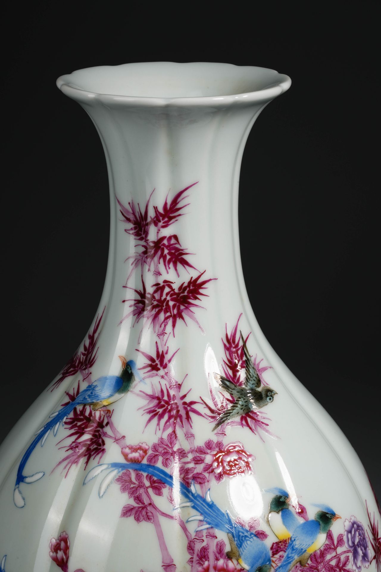 A Chinese Famille Rose Magpies Vase Yuhuchunping - Image 3 of 9