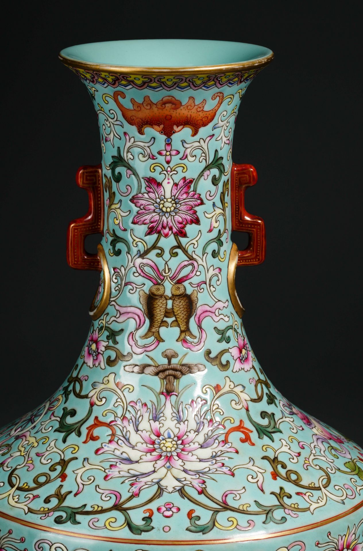 A Chinese Famille Rose Lotus Scrolls Vase - Image 7 of 9