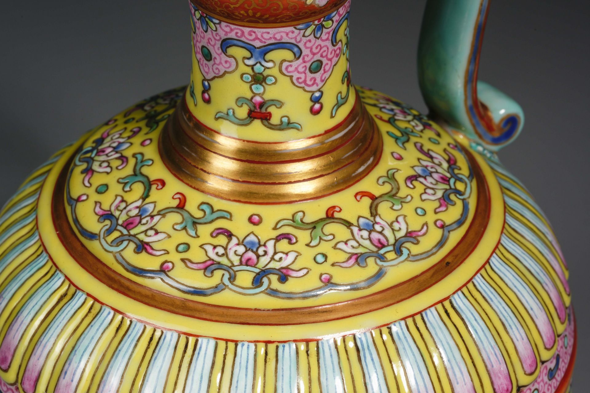 A Chinese Famille Rose Floral Scrolls Ewer - Image 4 of 9