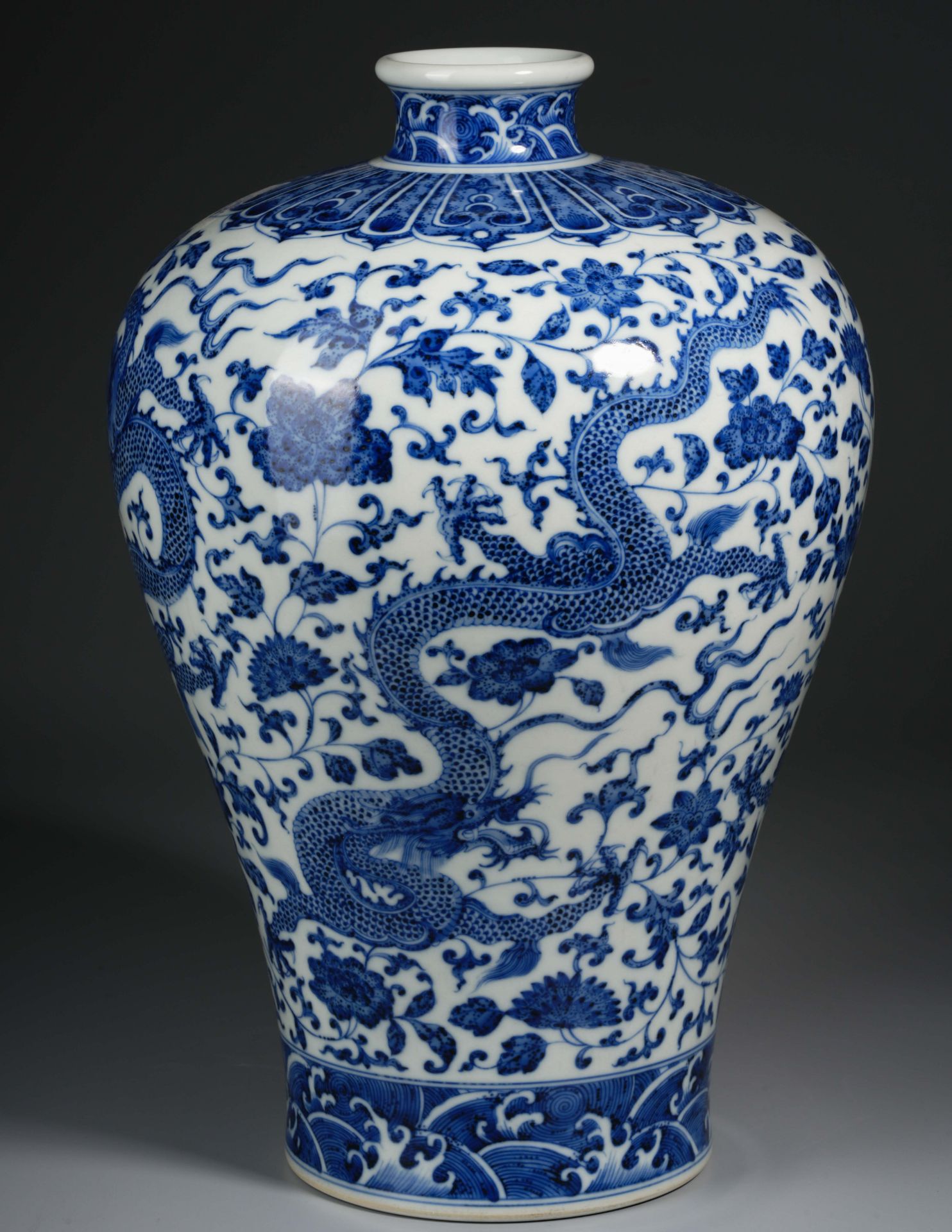 A Chinese Blue and White Vase Meiping - Image 4 of 10