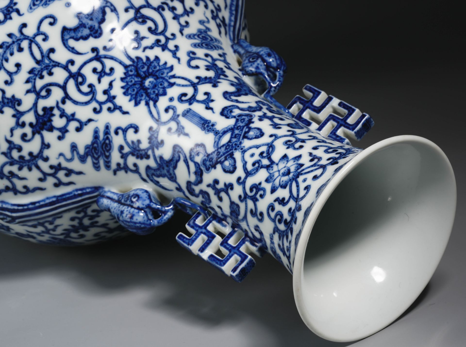 A Chinese Blue and White Lotus Scrolls Vase - Image 9 of 10