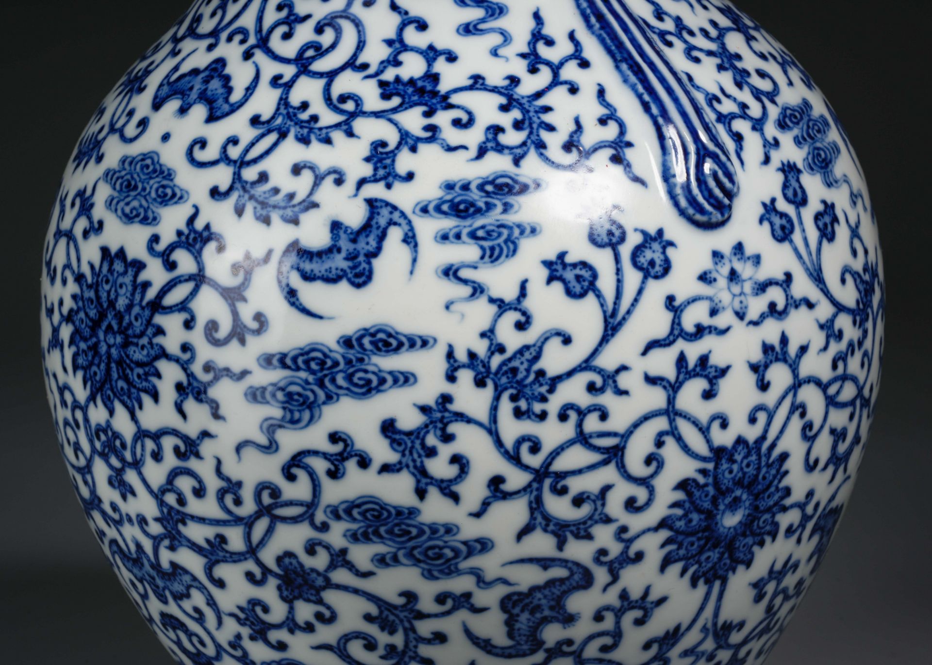 A Chinese Blue and White Lotus Scrolls Vase - Image 8 of 10