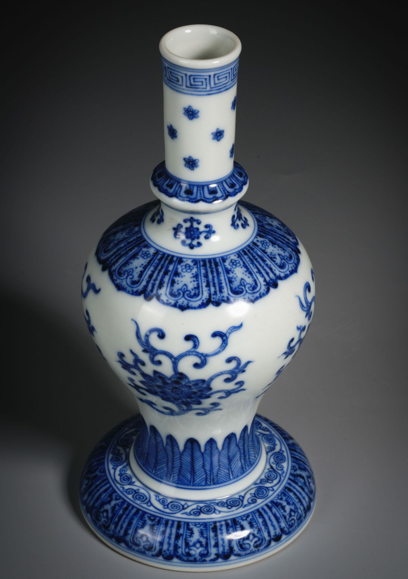 A Chinese Blue and White Lotus Scrolls Vase - Image 6 of 8