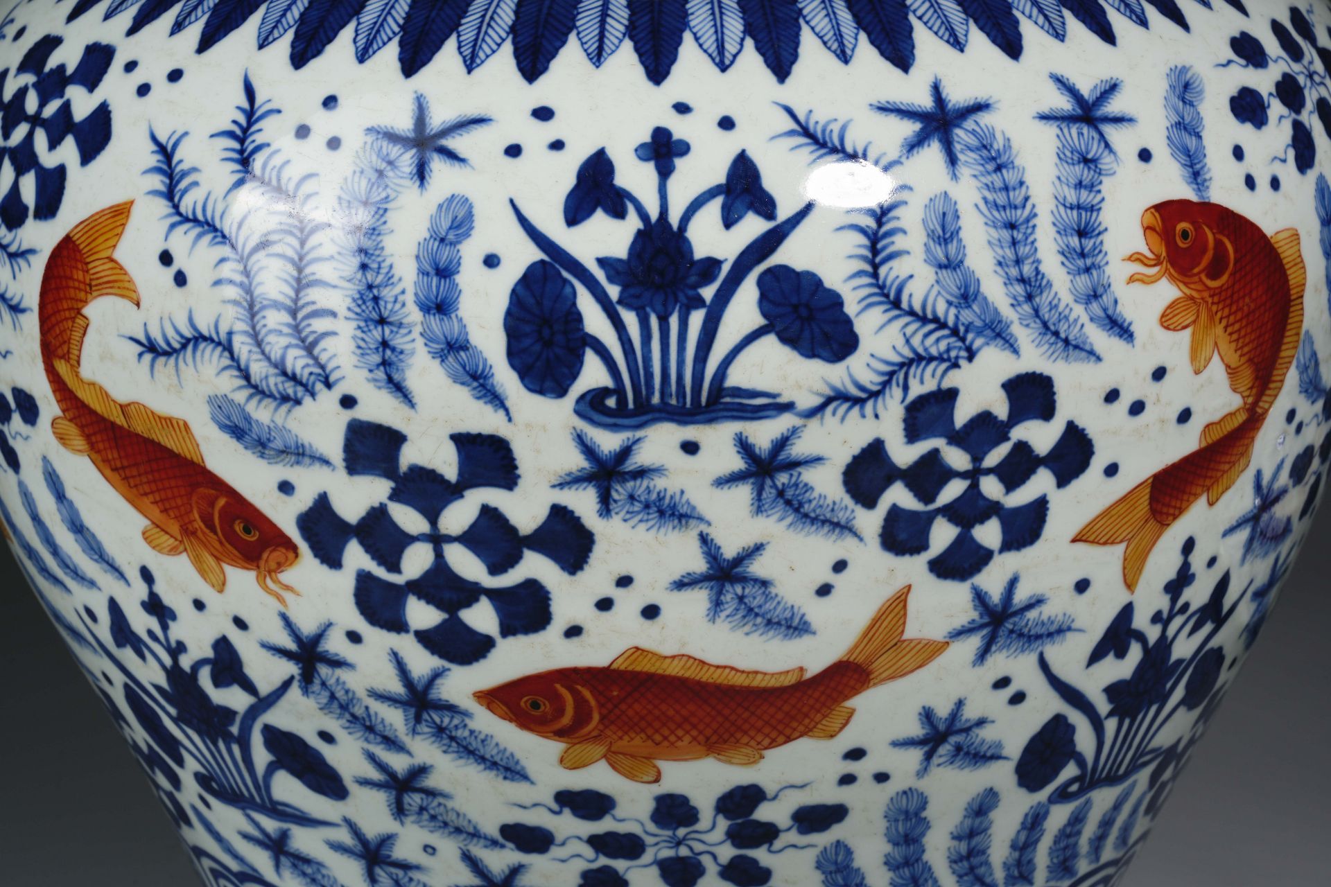 A Chinese Underglaze Blue and Iron Red Jar with Cover - Image 10 of 13