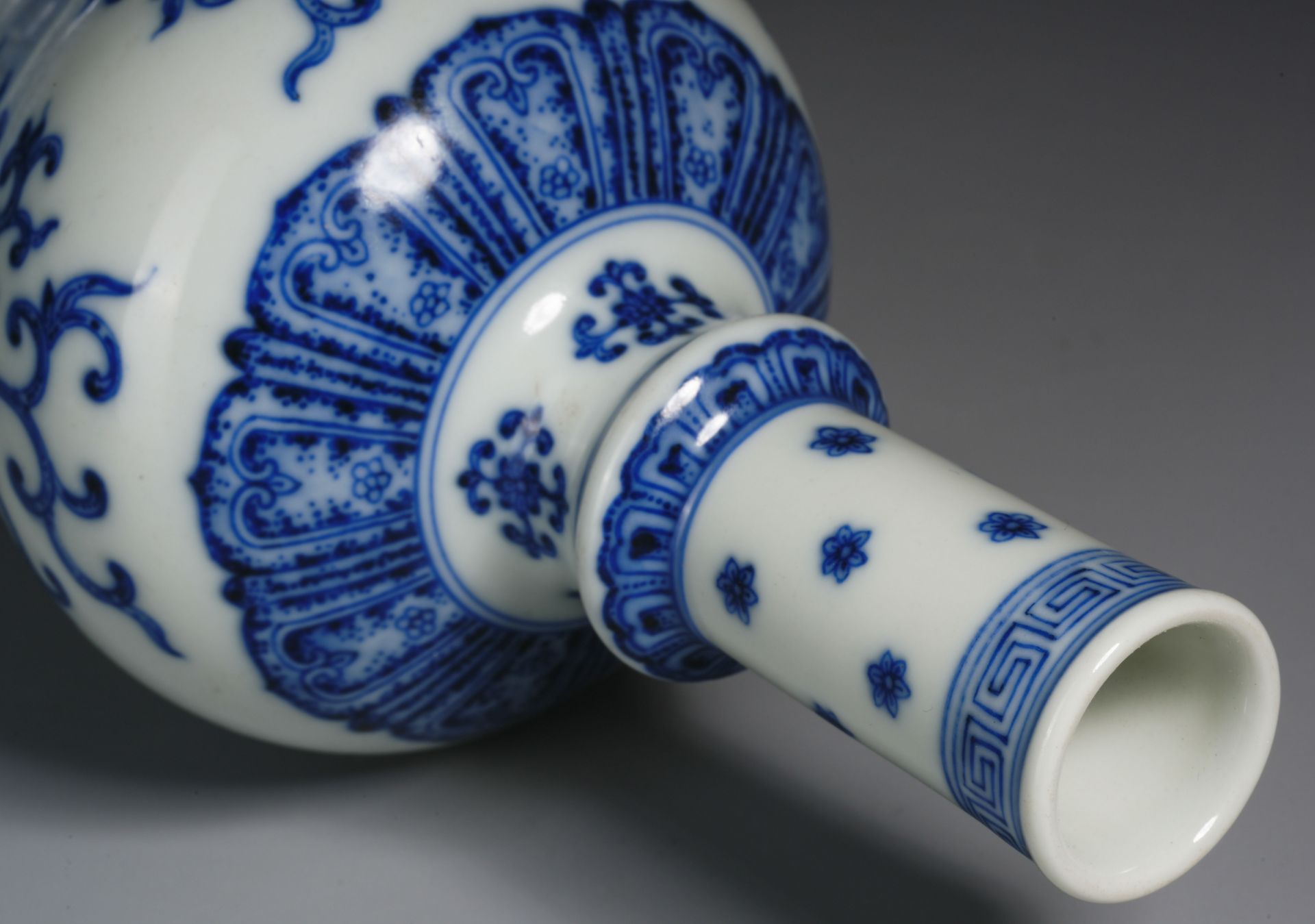 A Chinese Blue and White Lotus Scrolls Vase - Image 7 of 8